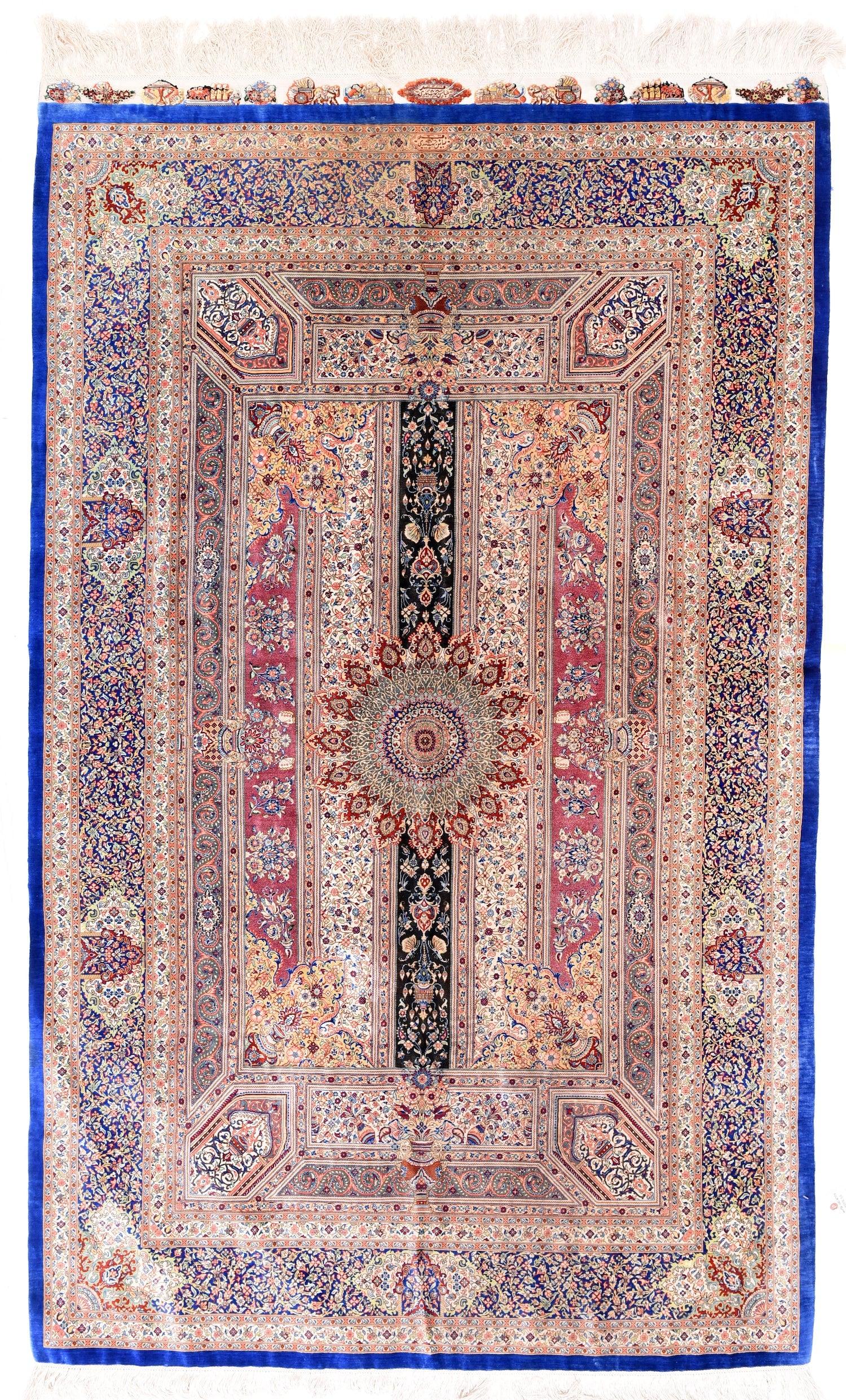 Feine persische Seide Qum Signed Jamshidi Teppich 4'4'' x 6'11''. Diese extrem feine, ganz aus Seide bestehende zentralpersische Stadtstreuung hat ein unglaublich komplexes Design, das sich einer Beschreibung fast entzieht. Das zentrale runde, tief