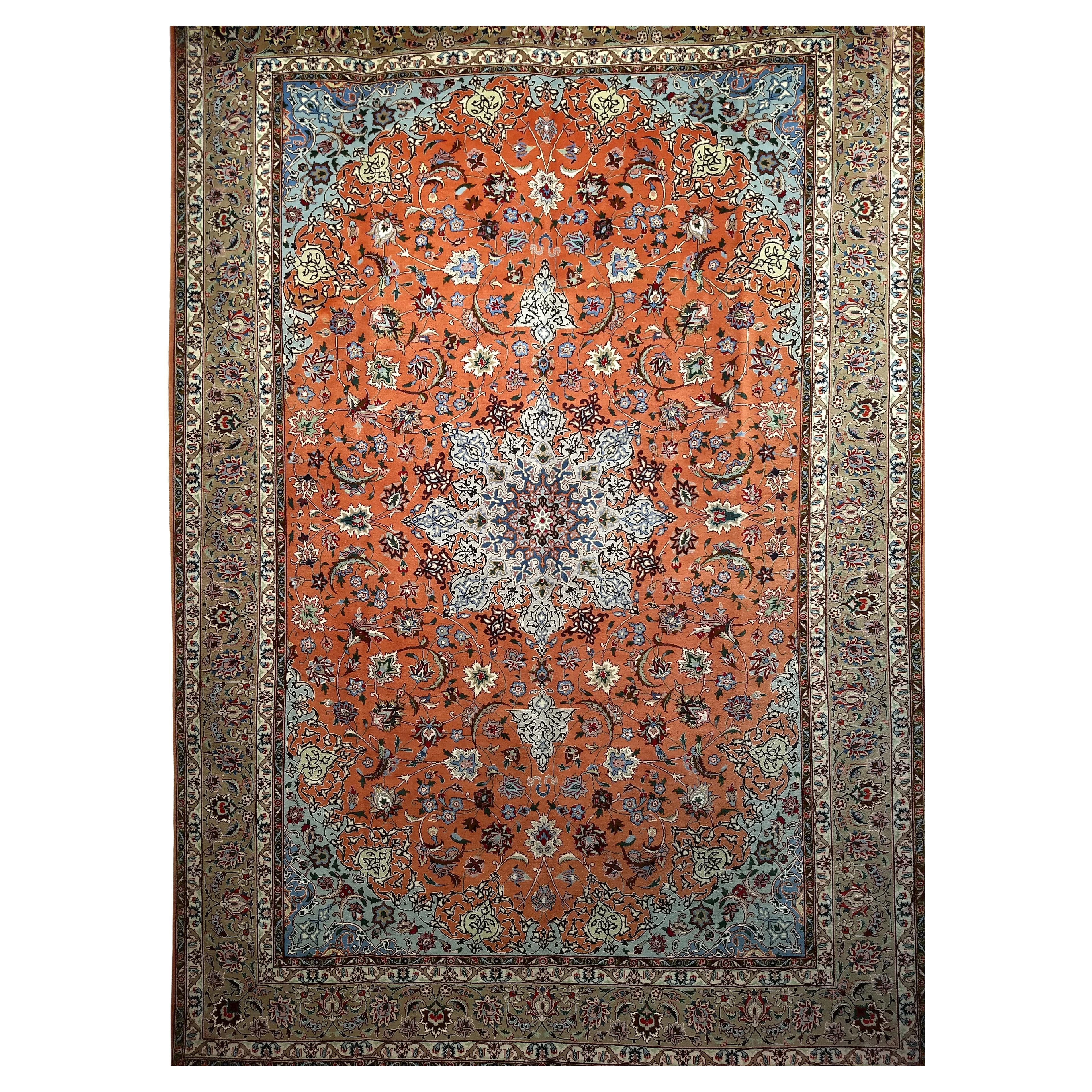 Tabriz persan à motif floral avec soie  en rouge rouille, caramel, bleu layette