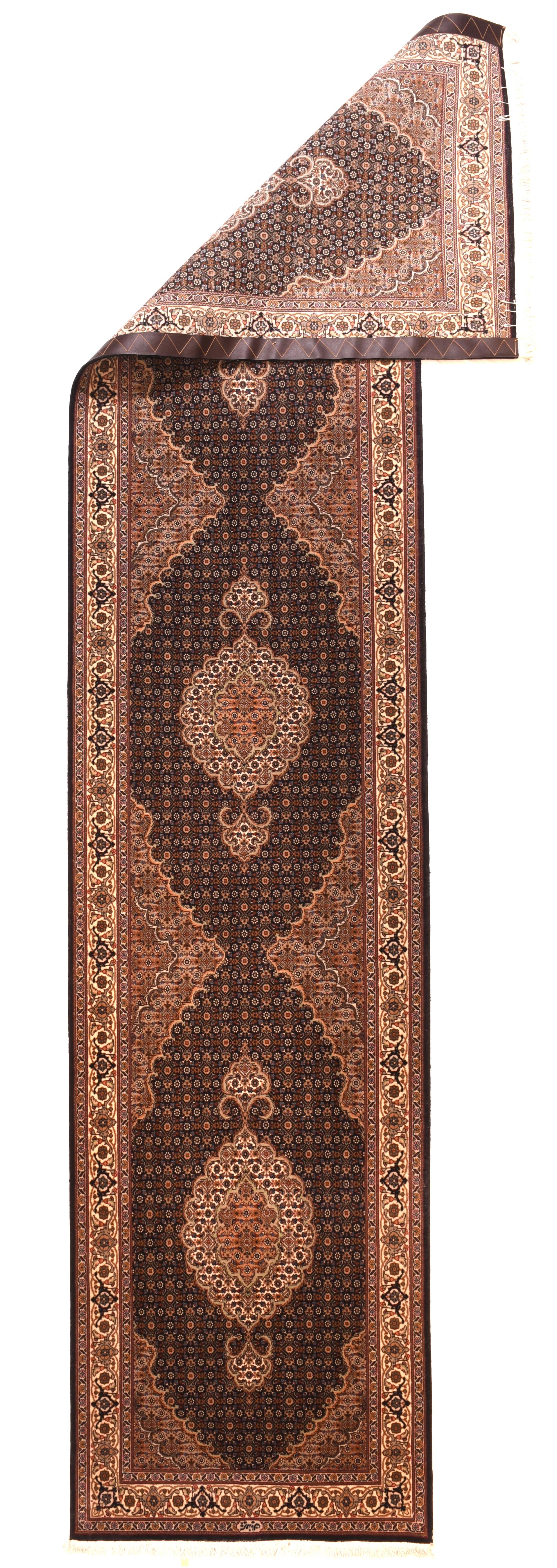 Tappeto persiano Tabriz lungo 2'7'' x 11'10''. L'enorme produzione di tappeti e scatter in quasi tutti gli stili: medaglione, centralizzato, Directional o allover, in una varietà di densità da moderata a estremamente fine, in lana, seta e combinato,