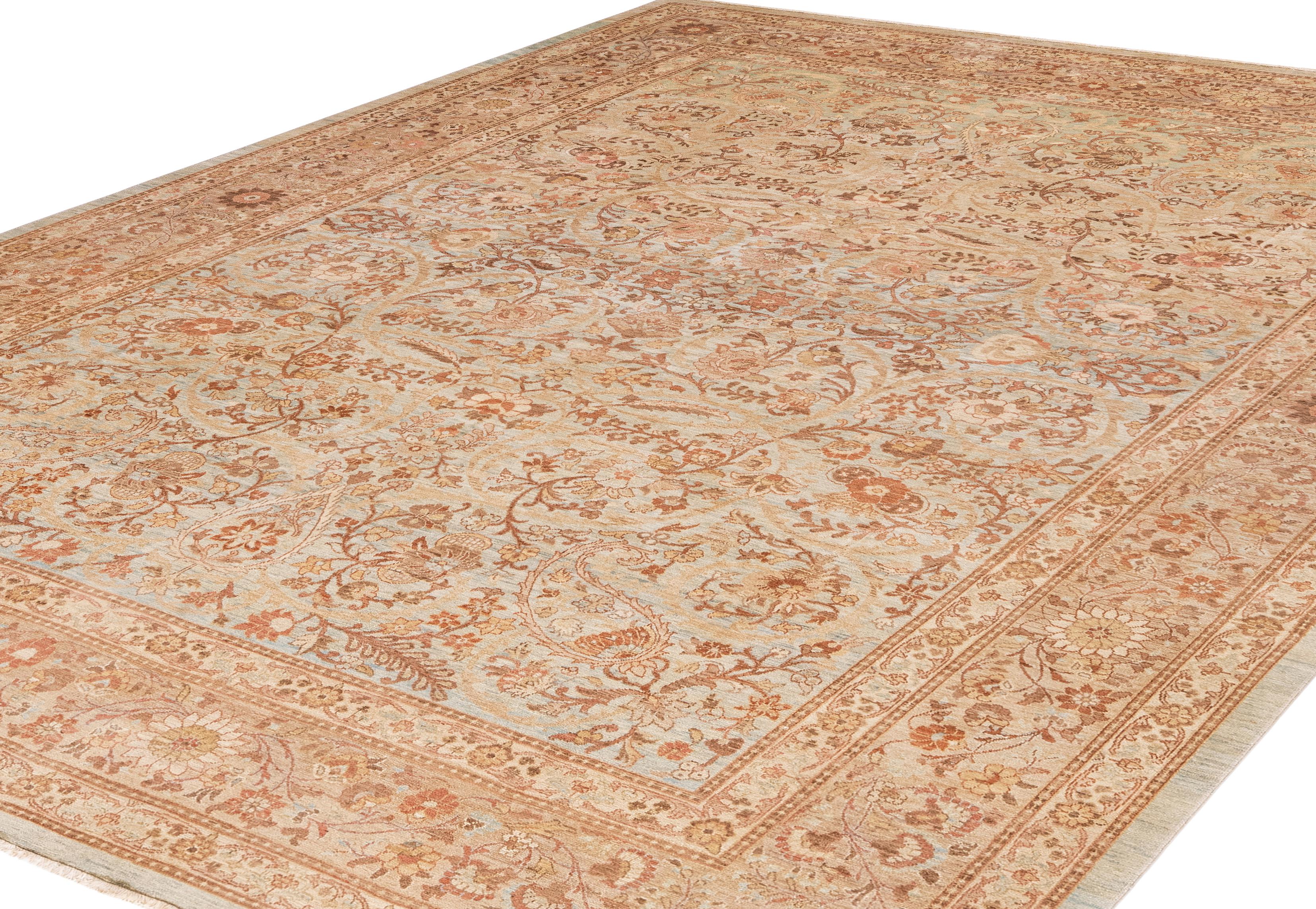 Questo tappeto persiano Tabriz annodato a mano è realizzato con la migliore lana cardata a mano e si distingue per la sua eccellente tessitura e per la notevole aderenza alle tradizioni classiche del design persiano. La città di Tabriz, nel