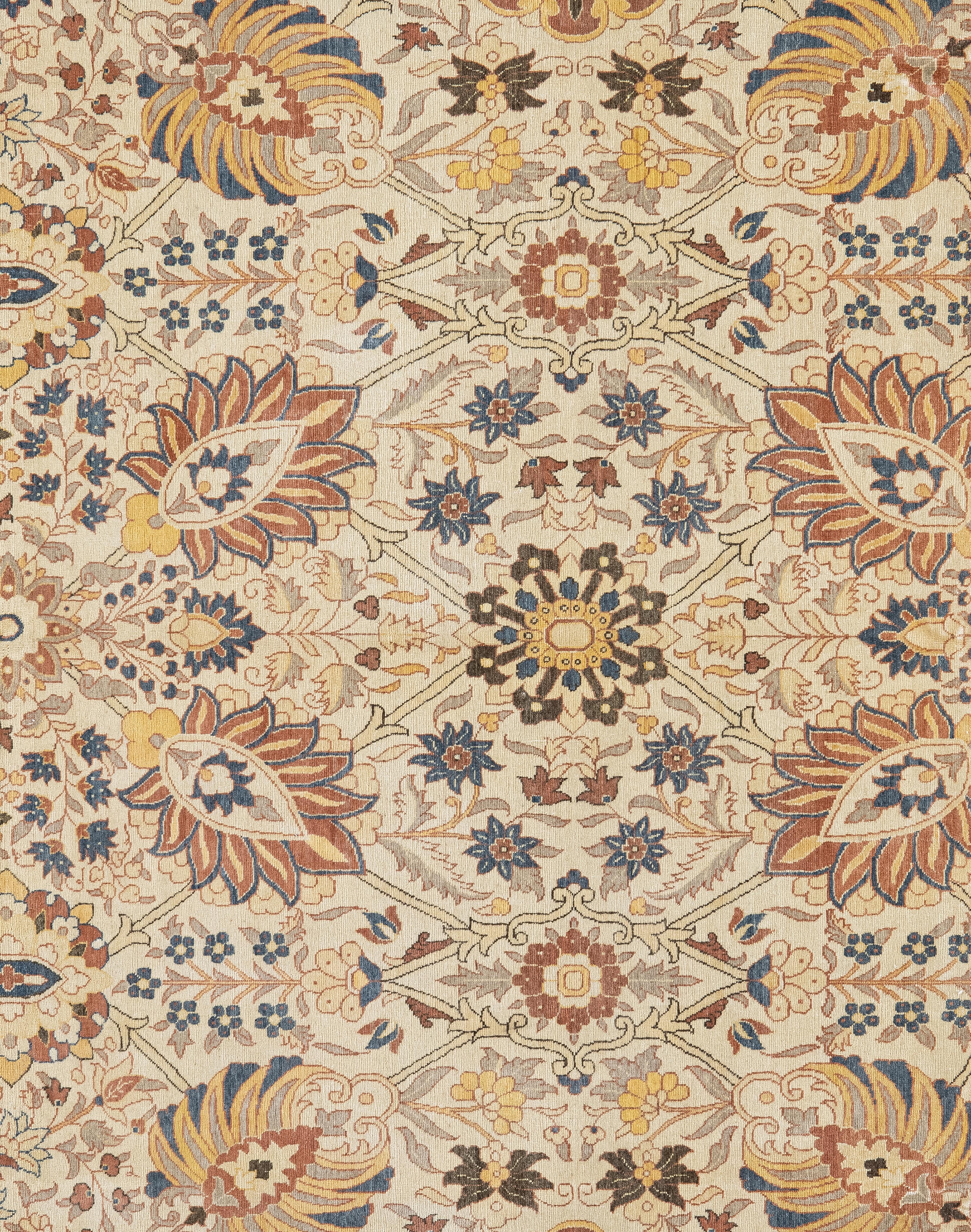 Una splendida vetrina dell'arte persiana, questo tappeto Tabriz annodato a mano esemplifica una bellezza senza tempo e una meticolosa lavorazione artigianale. Tessuto da maestri artigiani con lana di alta qualità, presenta un medaglione centrale