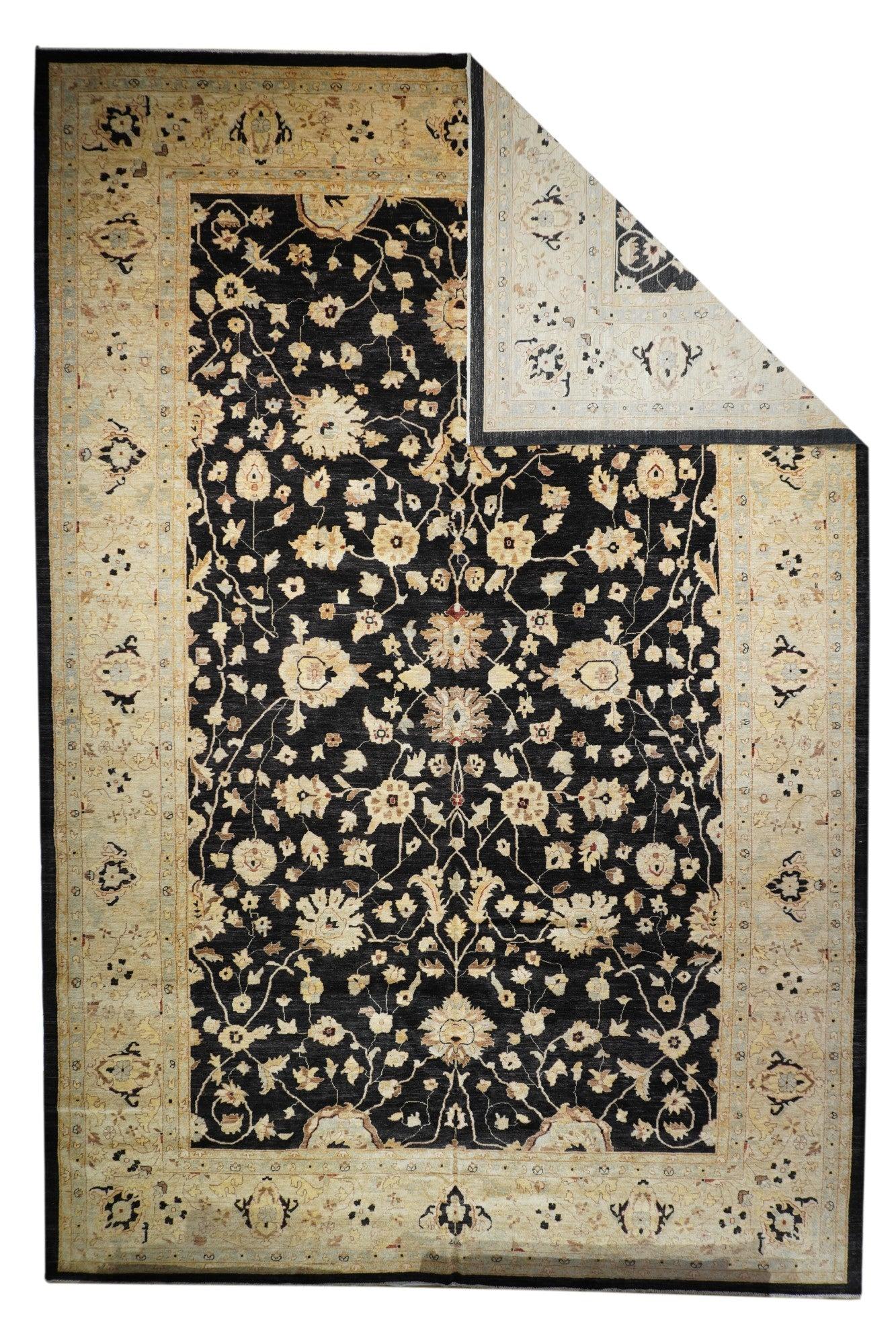 Feiner pakistanischer Peshawar-Teppich, handgeknüpft

Design/One: Blumen

Ein pakistanischer Teppich (Pak-Perserteppich oder pakistanischer Teppich) ist eine Art handgefertigter Bodenbelag, der traditionell in Pakistan hergestellt
