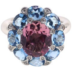 Ring aus Weißgold mit 1 rosa Turmalin und 8 Aquamarinen und Diamanten.