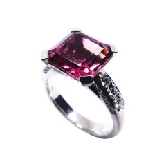 Bague en or blanc avec tourmaline rose de 4,08 carats et diamants