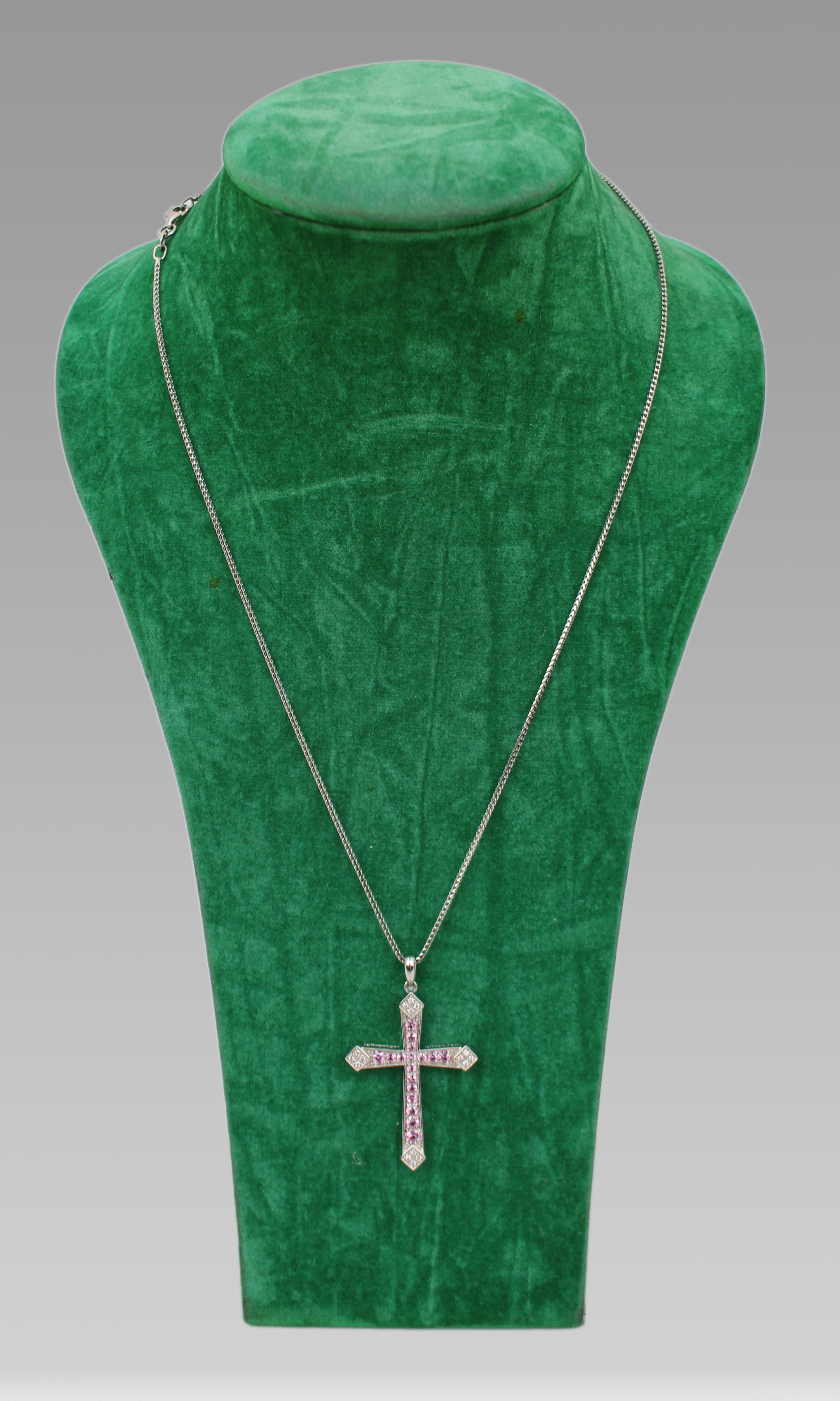 Collier crucifix en or blanc 18 carats, diamants roses et blancs, Birmingham

Collier crucifix moderne et élégant en or blanc 18ct, serti d'une ligne de diamants roses brillants et rehaussé de diamants blancs à chaque extrémité. Le pendentif est