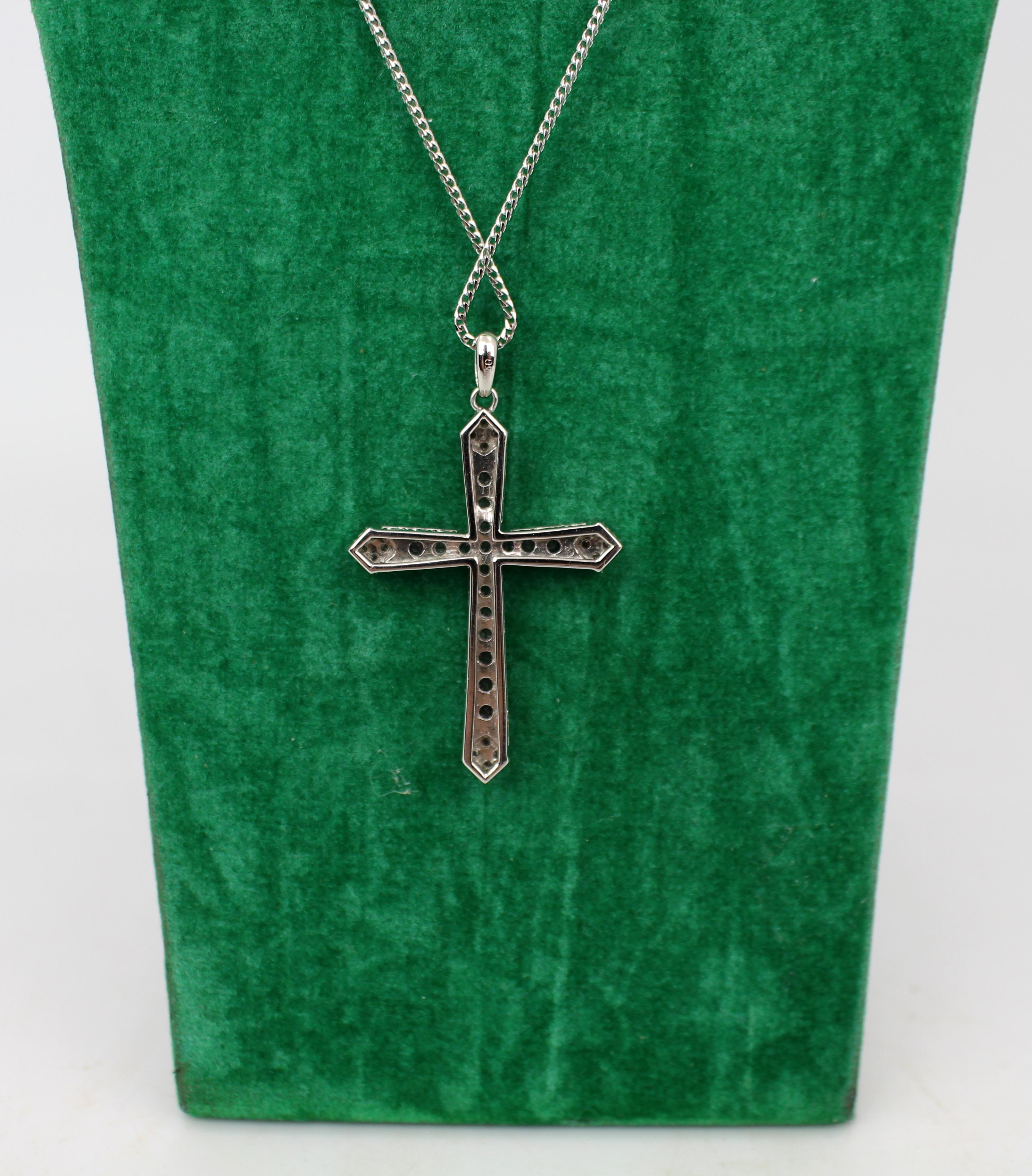 Collier Crucifix en or blanc 18 ct avec diamants roses et blancs Excellent état - En vente à Worcester, GB