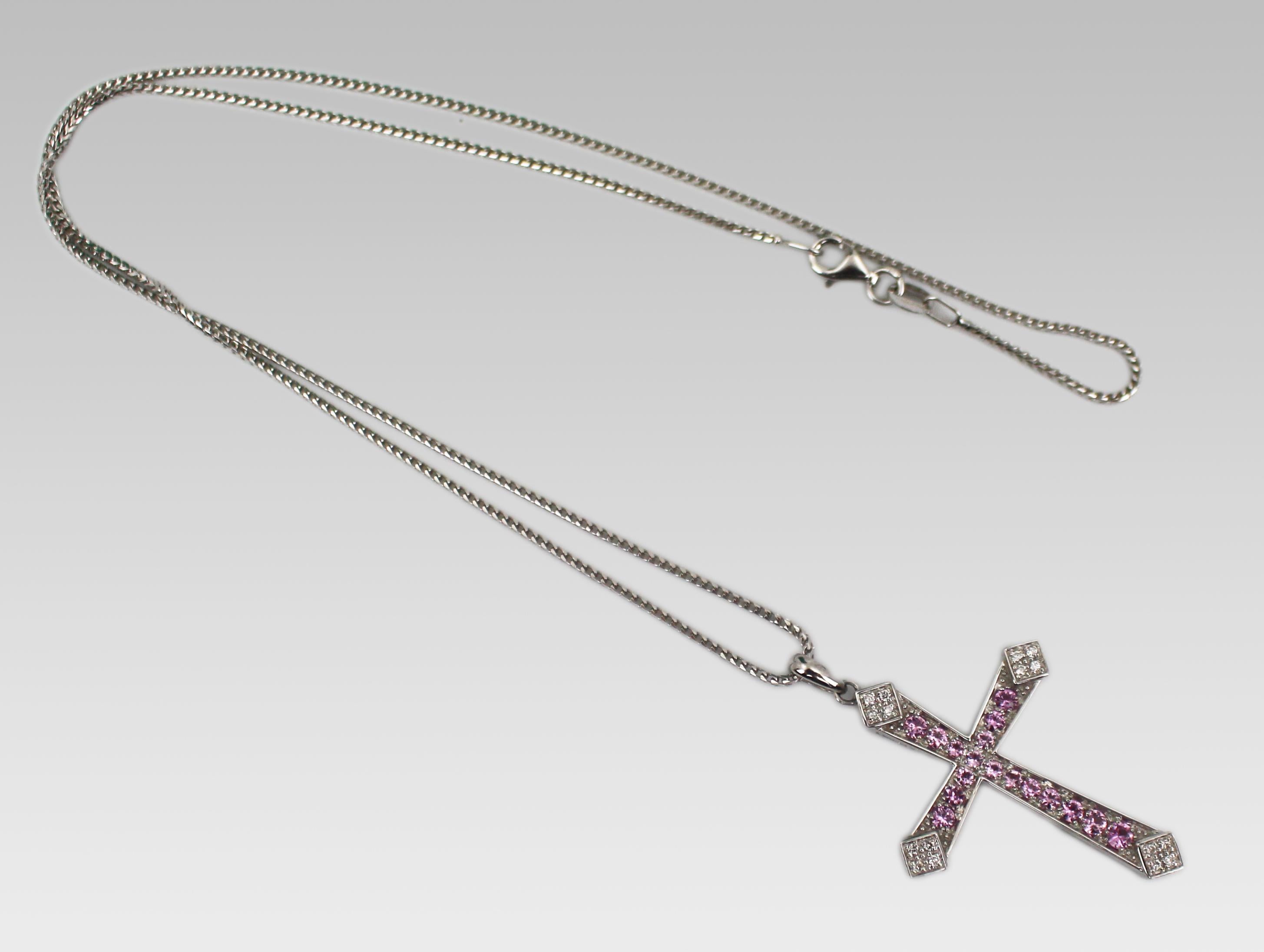 XXIe siècle et contemporain Collier Crucifix en or blanc 18 ct avec diamants roses et blancs en vente