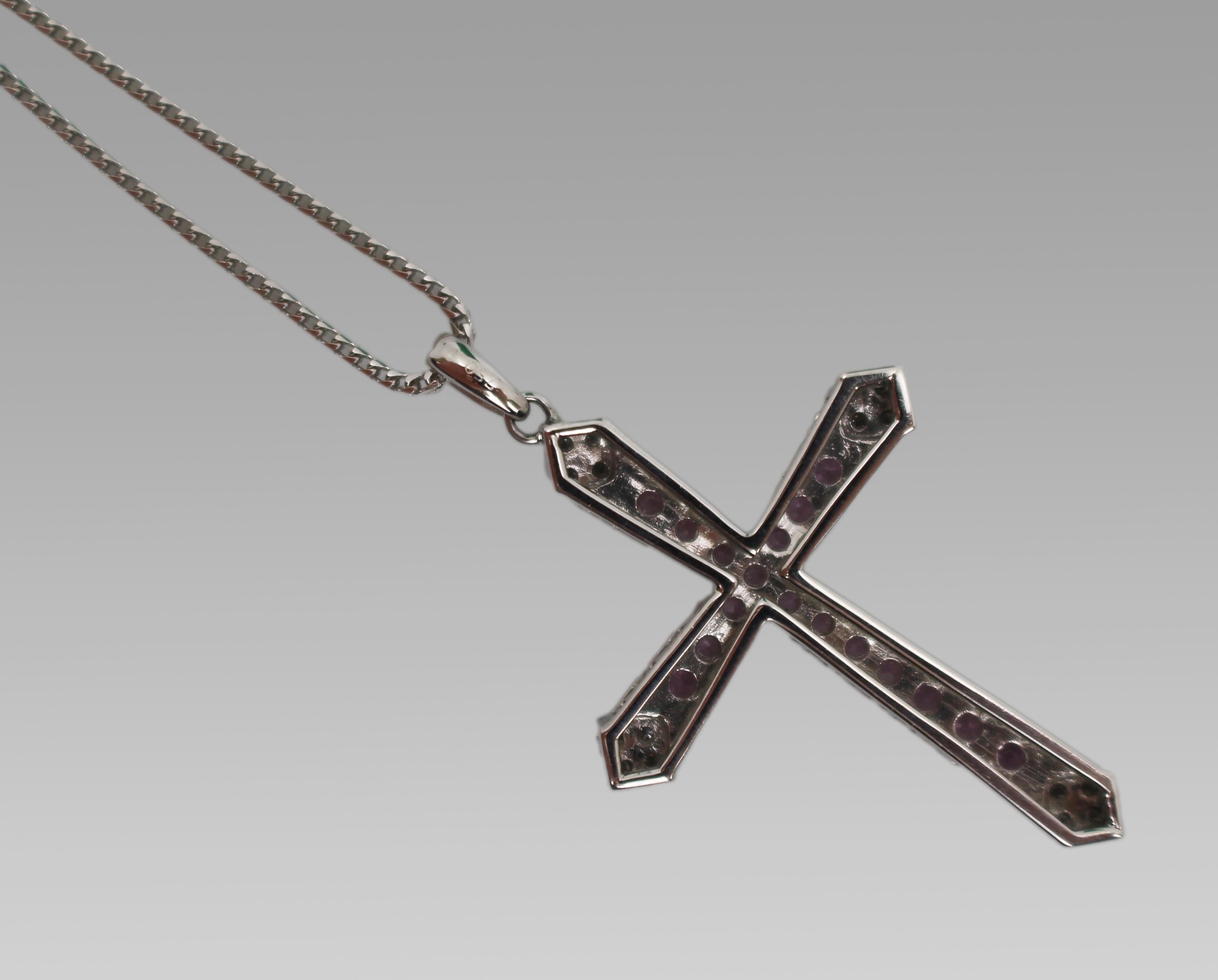 Collier Crucifix en or blanc 18 ct avec diamants roses et blancs en vente 2
