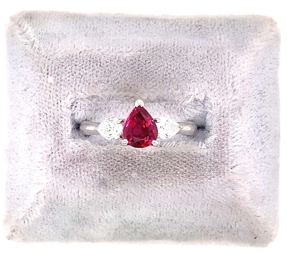 Anillo de diamantes en platino con un fino rubí rojo de 1,14 quilates. Tiene forma de pera y un informe de laboratorio que indica un color rojo intenso. Está muy limpio y tiene pocas inclusiones, una calidad fina. El rubí mide 6,7 mm x 5,45 mm. El