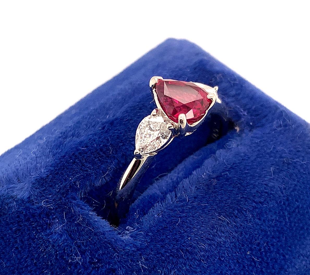 Anillo de platino fino con rubí de 1,14 ct y diamante de 0,52 ctw Contemporáneo en venta