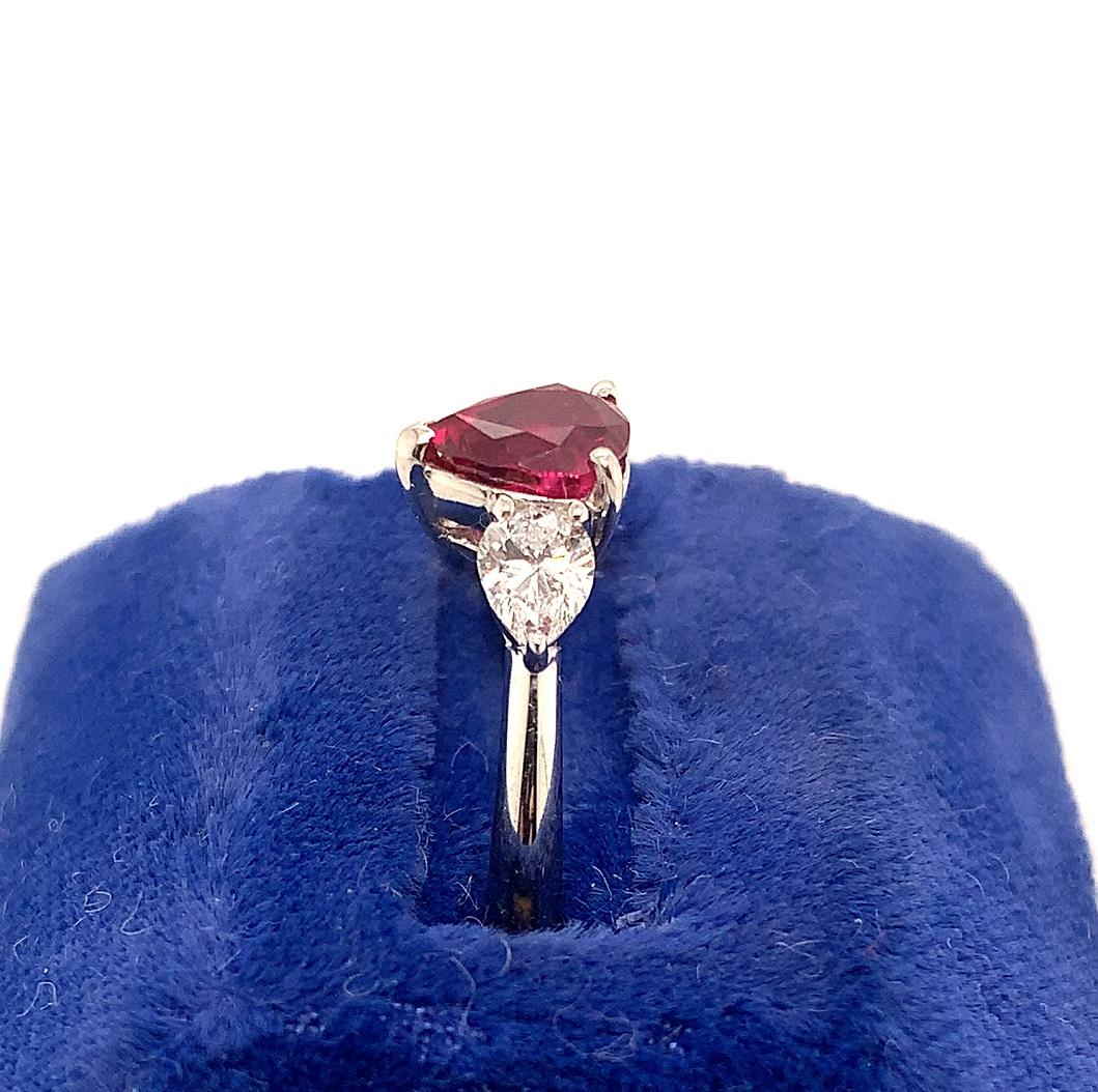 Anillo de platino fino con rubí de 1,14 ct y diamante de 0,52 ctw Corte pera en venta