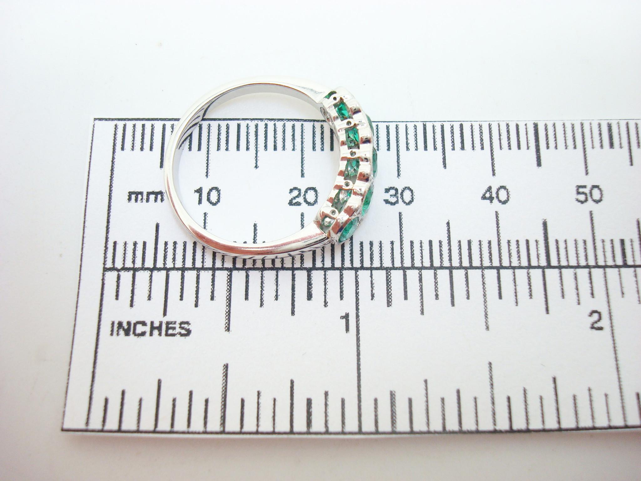 Ring aus Platin mit Smaragd und Diamanten Damen im Angebot
