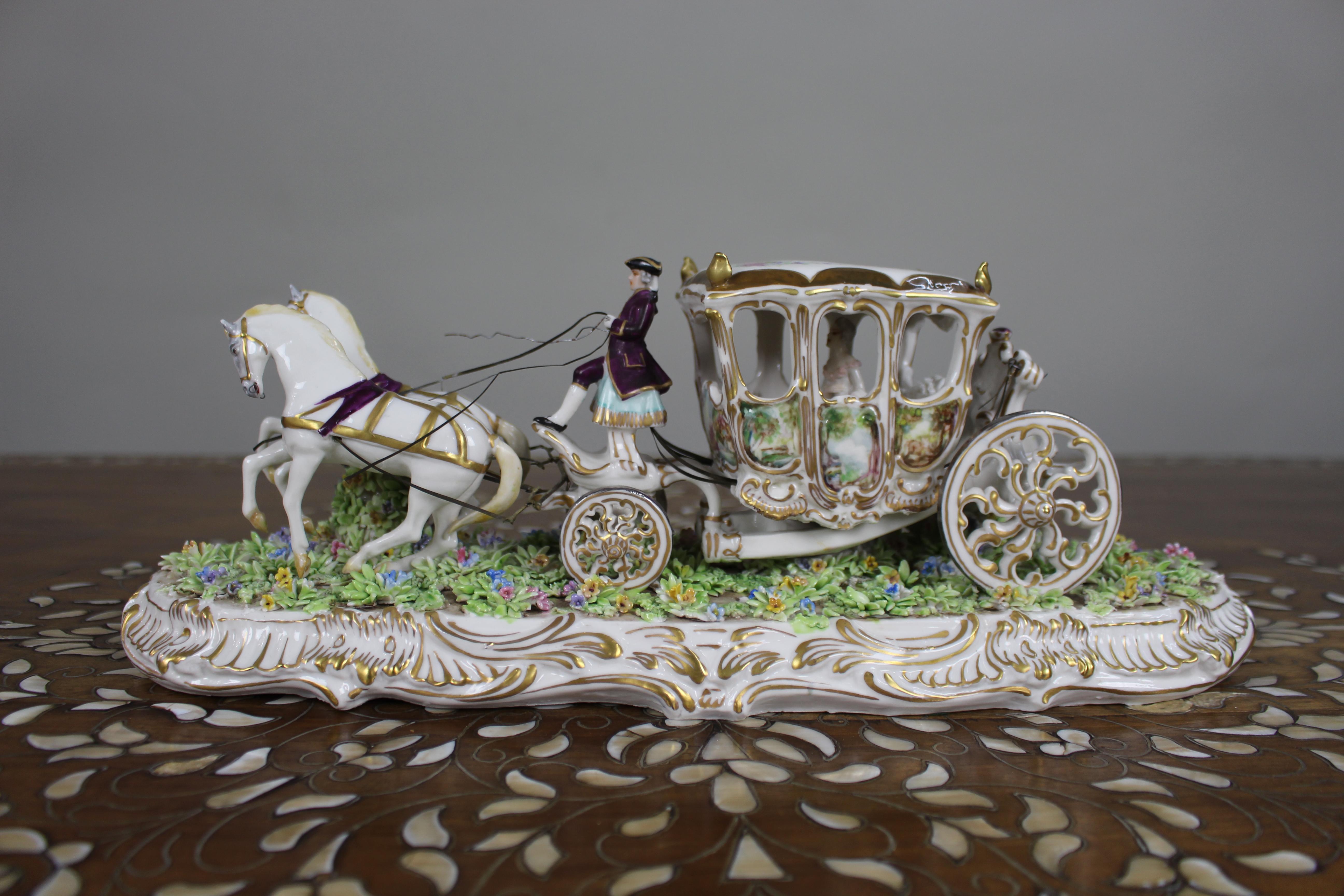 Grand groupe de chariots en porcelaine italienne de Luigi Fabris, c.1950.

Groupe de figurines en porcelaine italienne finement modelé et richement décoré par Luigi Fabry de Bassano del Grappa (anciennement Milan), datant du milieu du XXe siècle. La