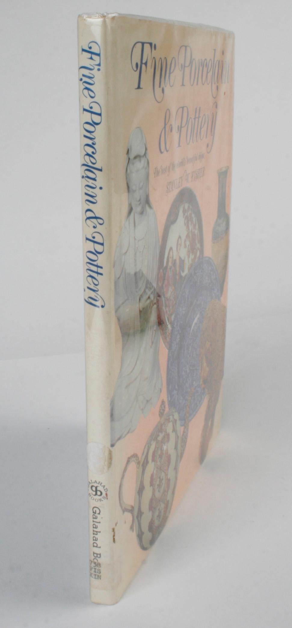 Fine Porcelain & Pottery, The Best of the World's Beautiful China par Stanley W. Fisher. New York : Galahad Books, 1974. Couverture rigide et jaquette avec une enveloppe protectrice en glassine. Un guide illustré de la porcelaine et de la poterie