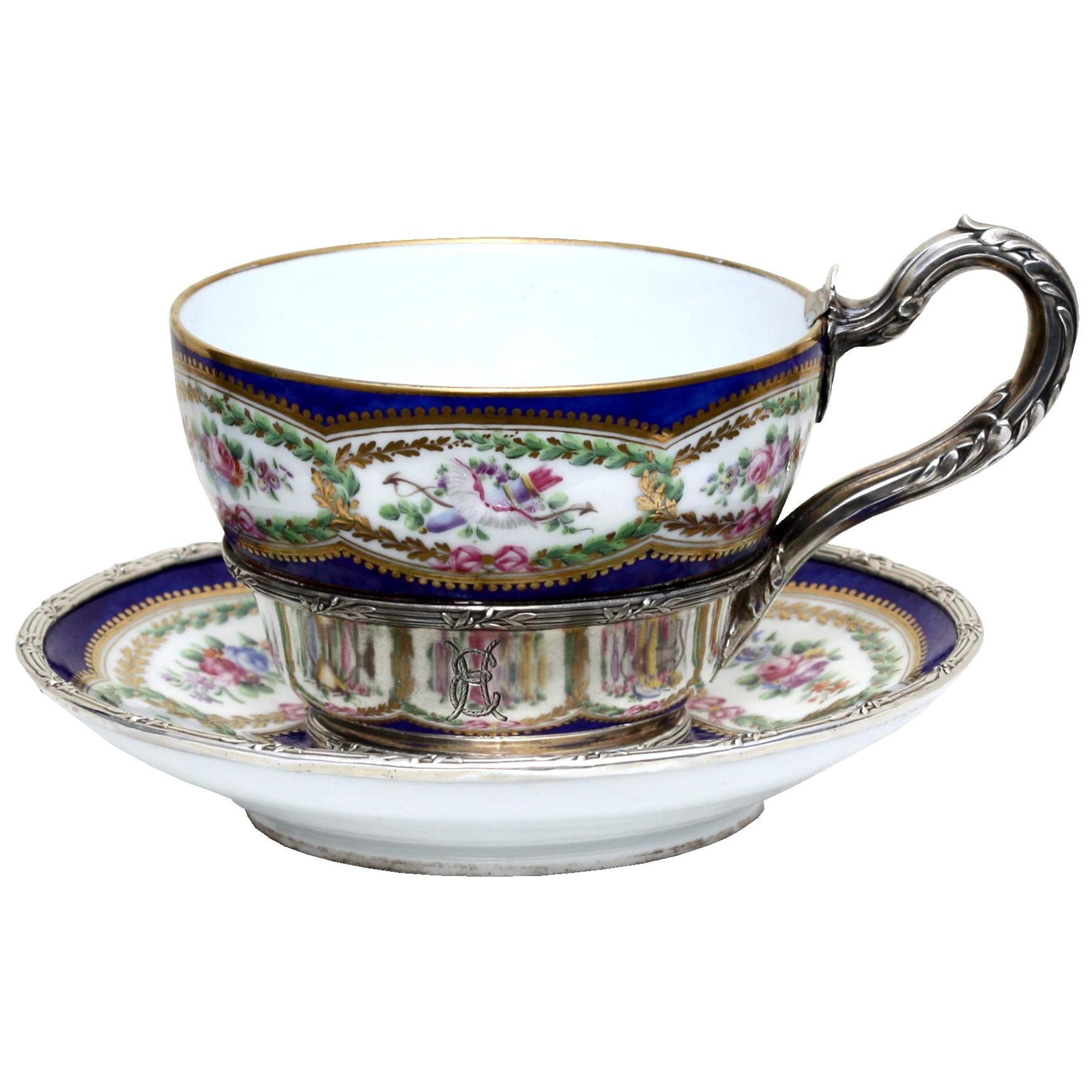Teetasse und Untertasse aus feinem Porzellan mit Silberbeschlag im Angebot