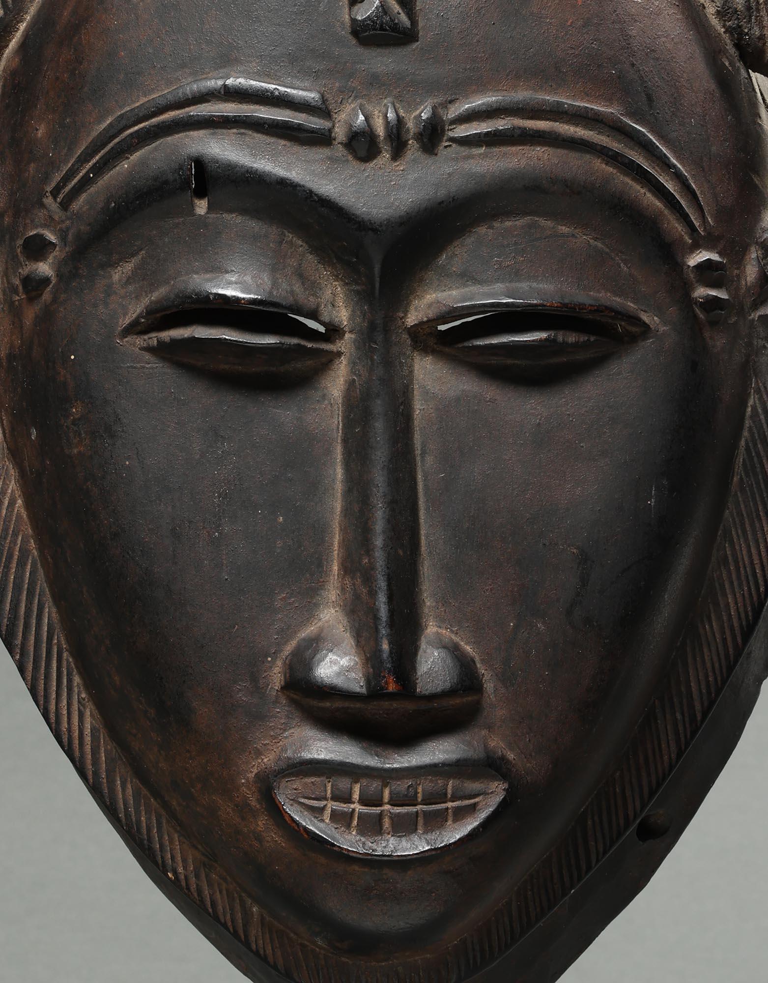 Feines Portrait Maske Langes Haar Design Baule Menschen Elfenbeinküste Afrika ex Fearing (Handgeschnitzt) im Angebot
