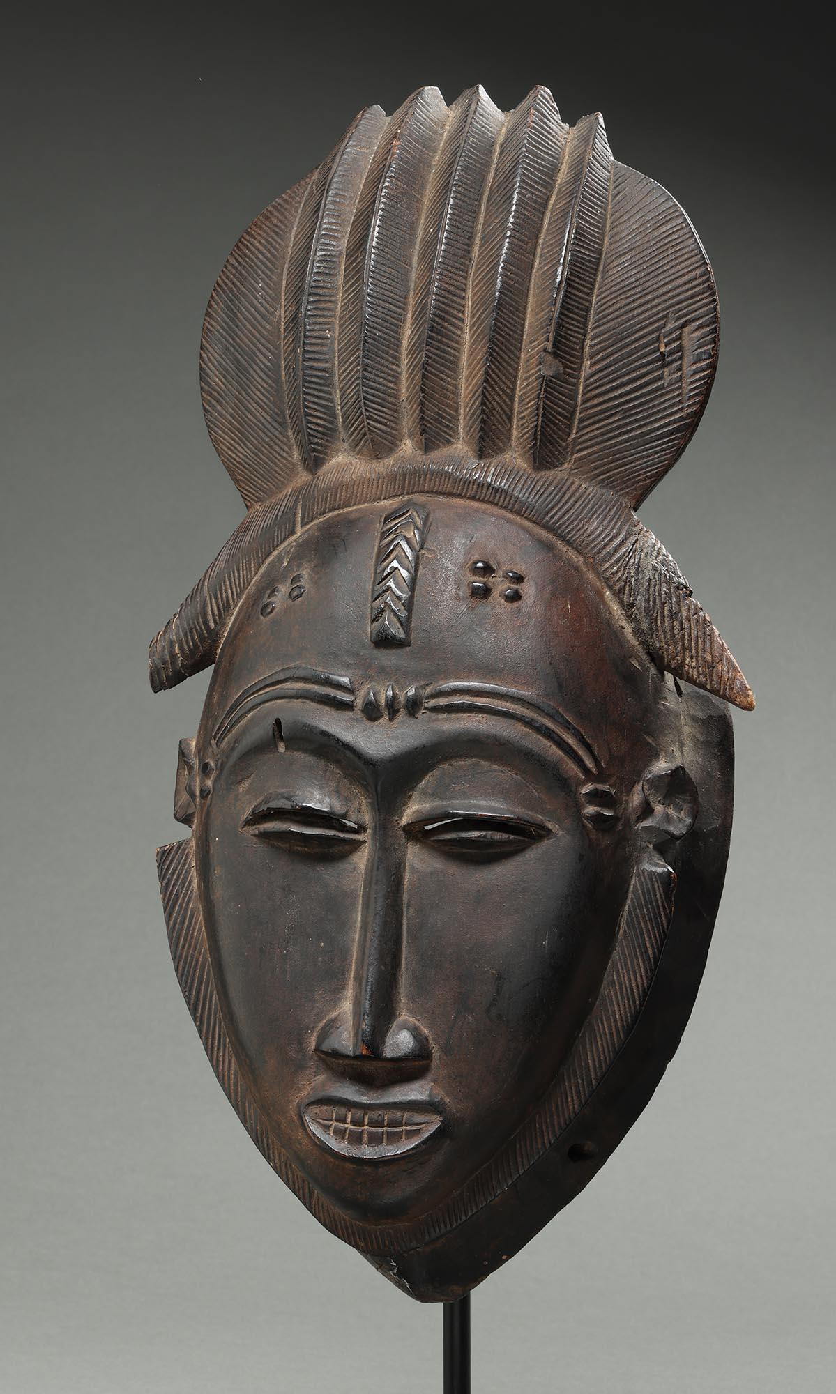 Feines Portrait Maske Langes Haar Design Baule Menschen Elfenbeinküste Afrika ex Fearing im Zustand „Starke Gebrauchsspuren“ im Angebot in Point Richmond, CA