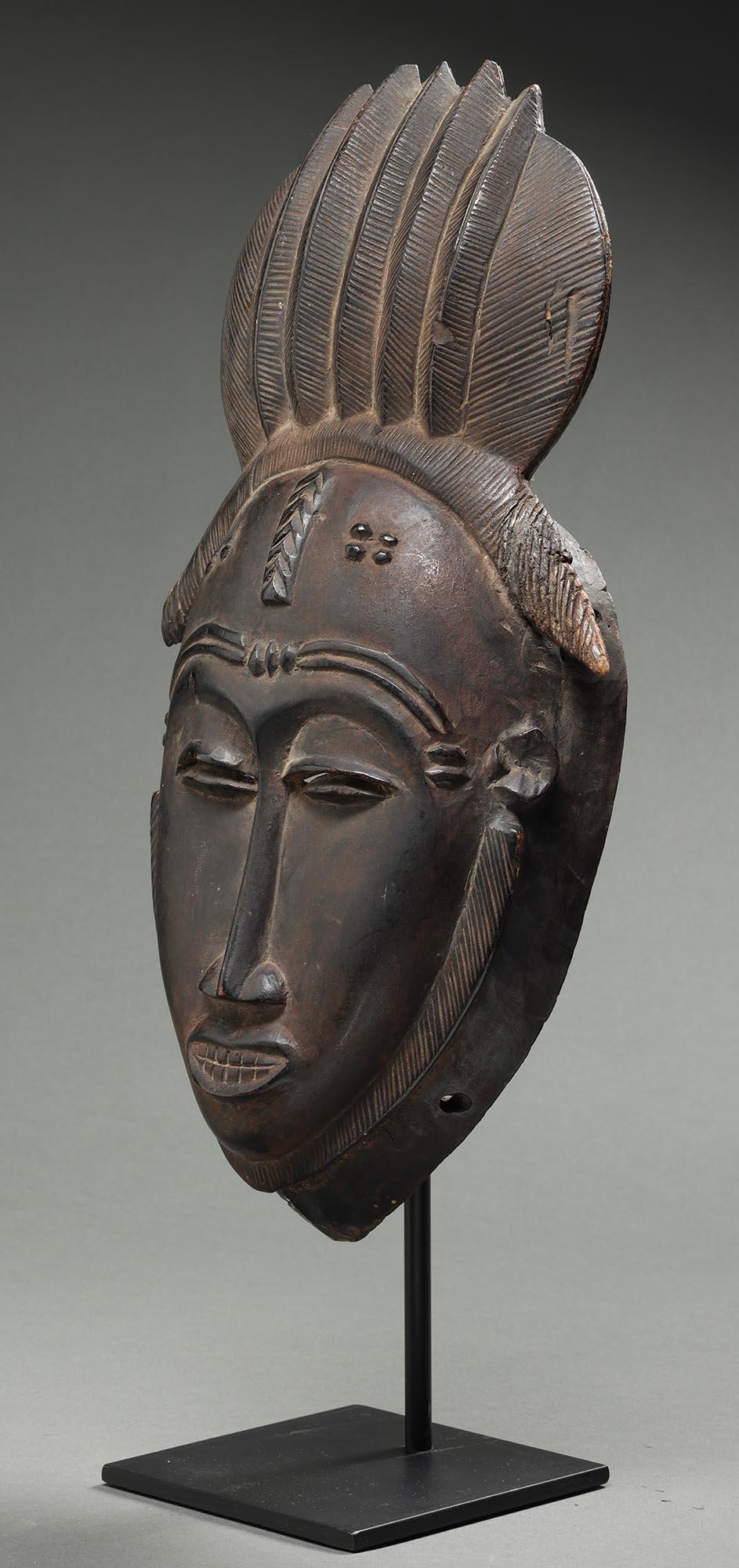 Feines Portrait Maske Langes Haar Design Baule Menschen Elfenbeinküste Afrika ex Fearing (20. Jahrhundert) im Angebot