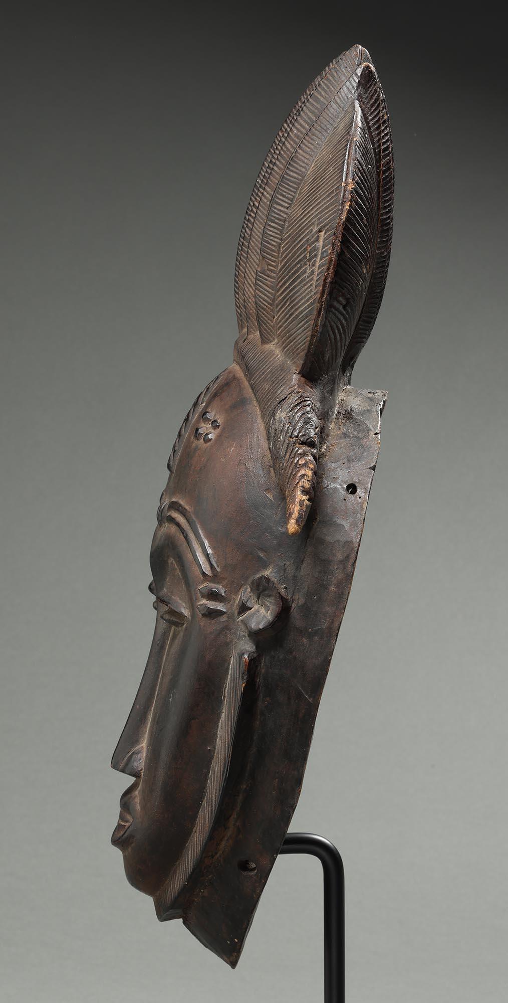 Feines Portrait Maske Langes Haar Design Baule Menschen Elfenbeinküste Afrika ex Fearing (Holz) im Angebot