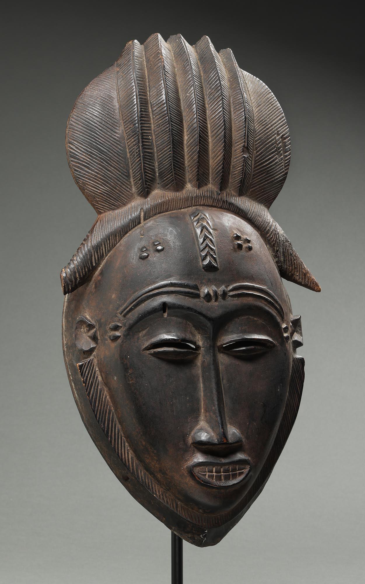 Feines Portrait Maske Langes Haar Design Baule Menschen Elfenbeinküste Afrika ex Fearing im Angebot 1