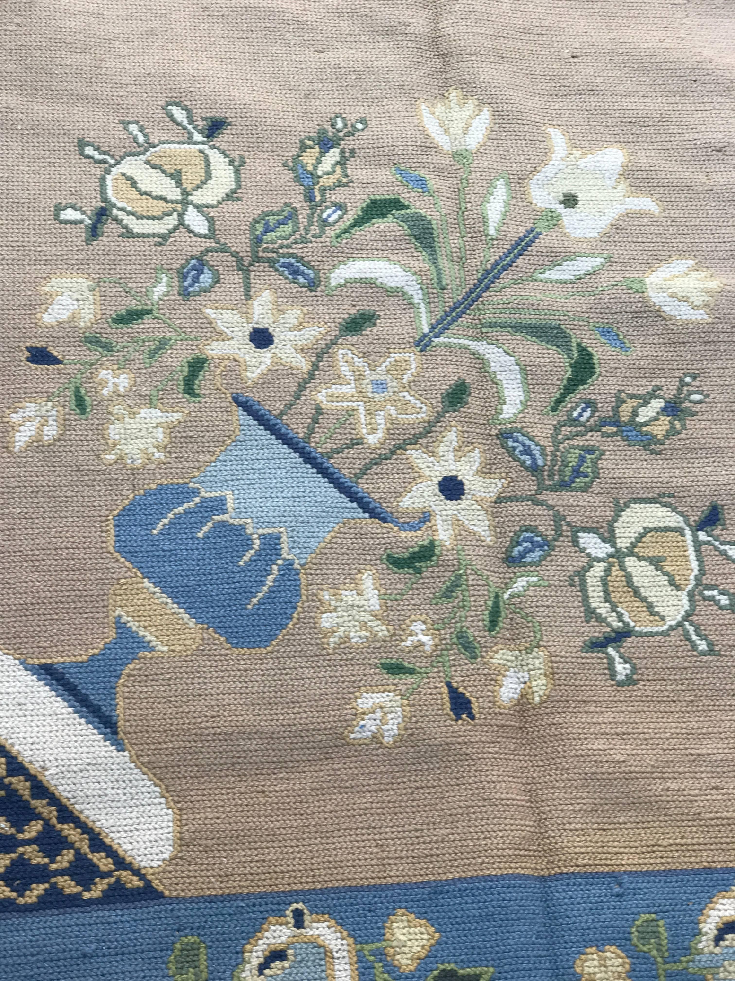 Tapis portugais bleu pastel clair et beige - Des fleurs et des guirlandes entrelacées composent le motif du champ central et d'autres éléments décoratifs. Ce tapis est idéal pour un grand salon.
 Très bon état.