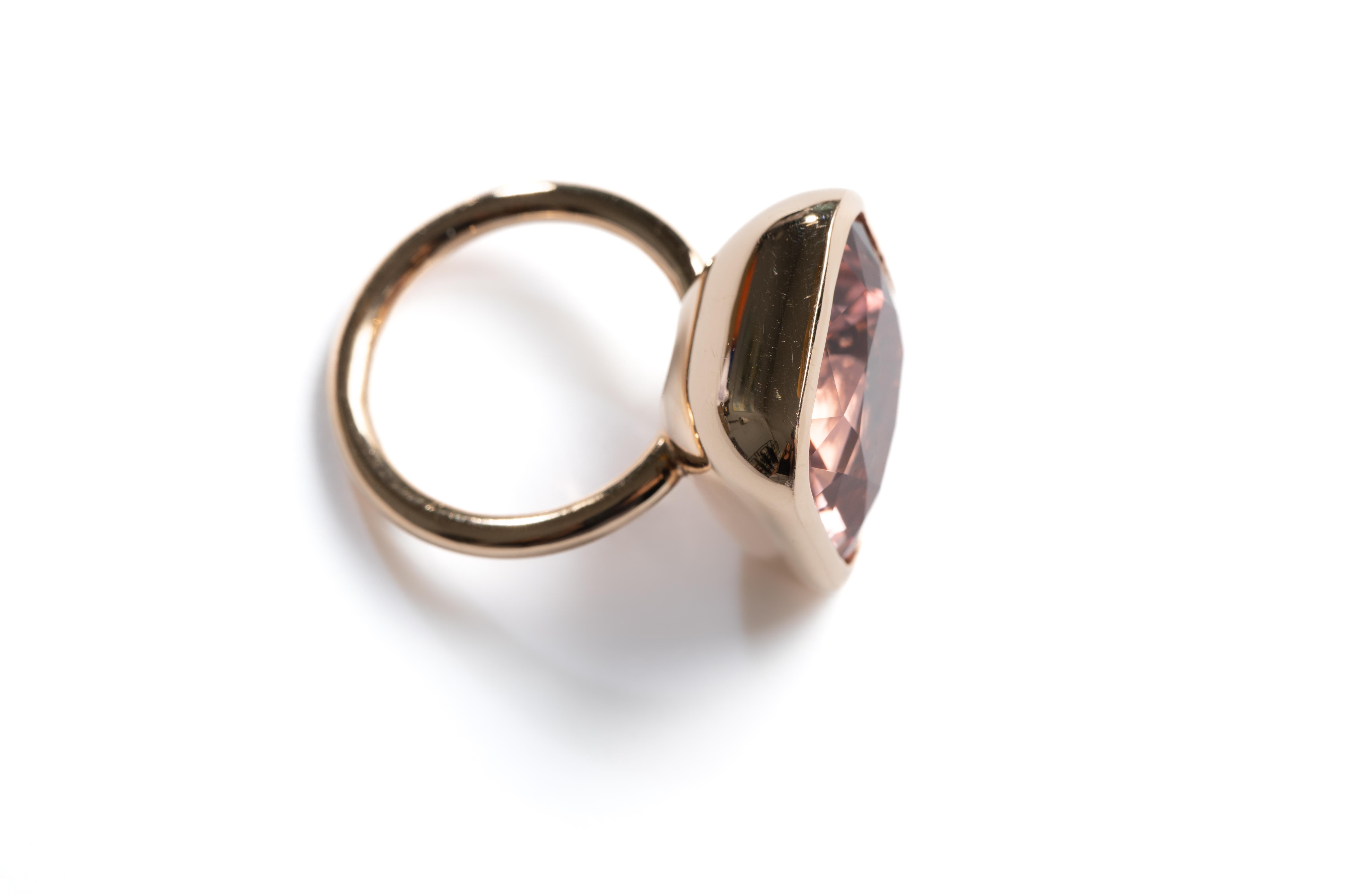 Morganita grande sin tratar de primera calidad en un precioso tono salmón rosado cálido de 11,83 quilates. La gema está encerrada en un bisel en forma de cuenco de oro rosa de 18 quilates. Un diseño muy clásico y atemporal con una belleza discreta y