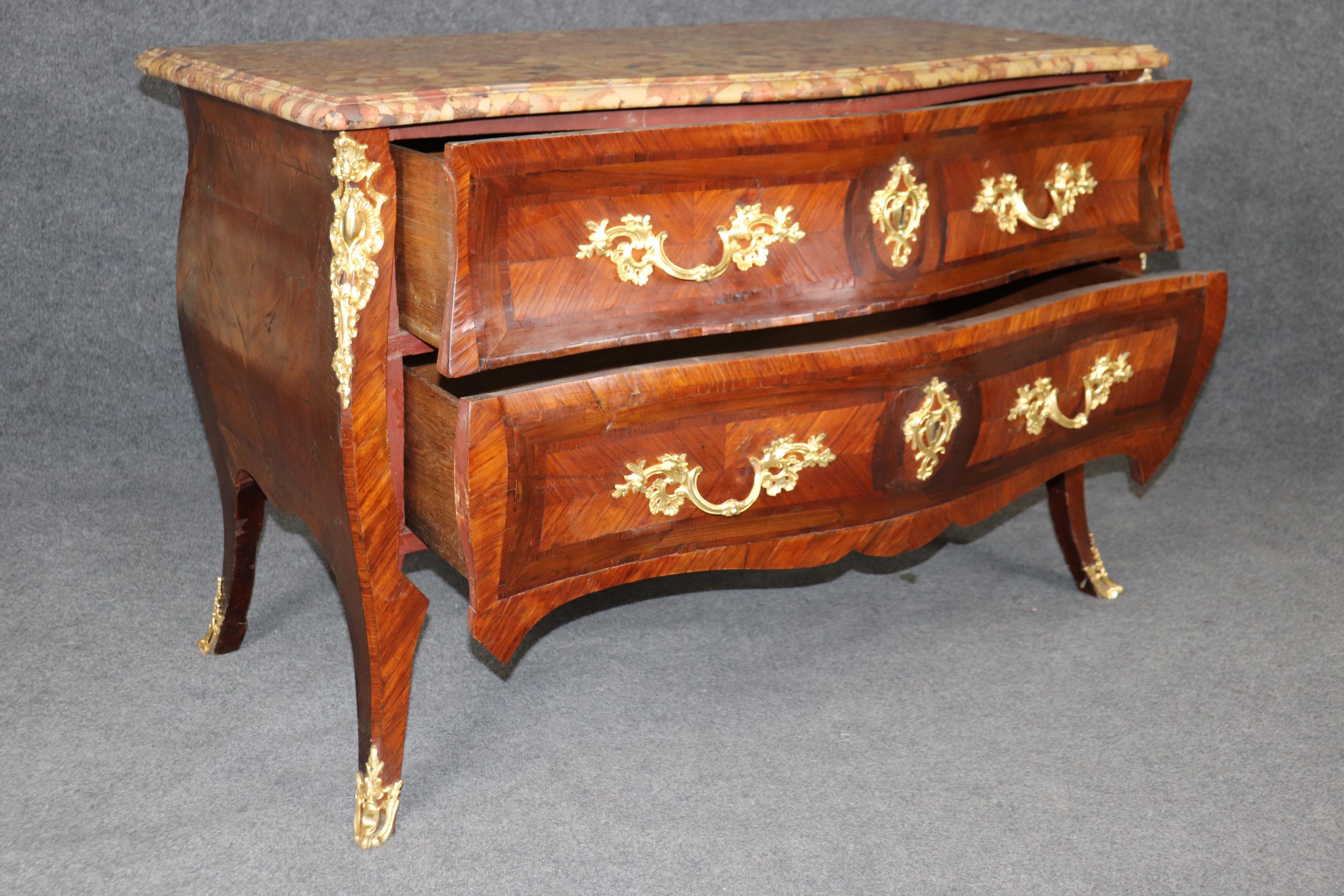 Commodo in marmo con piano in bronzo del periodo francese del 1780 di ottima qualità in vendita 3