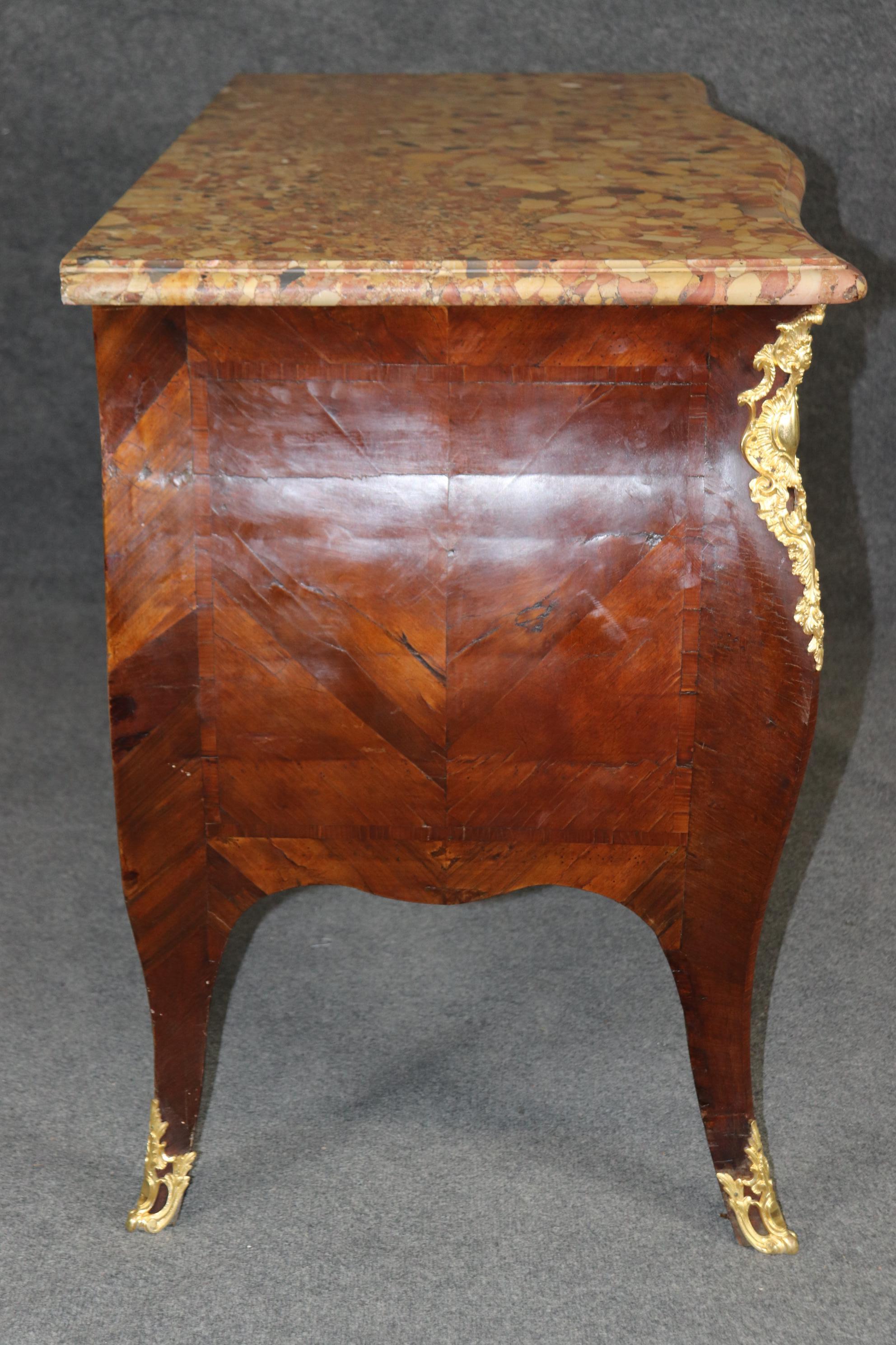 Commodo in marmo con piano in bronzo del periodo francese del 1780 di ottima qualità in vendita 4