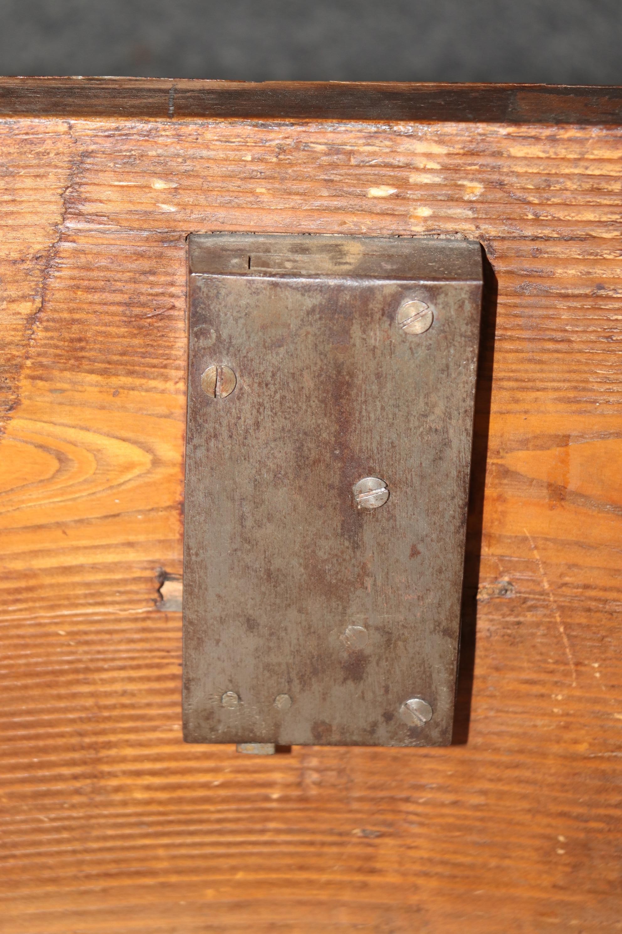 Commodo in marmo con piano in bronzo del periodo francese del 1780 di ottima qualità in vendita 5