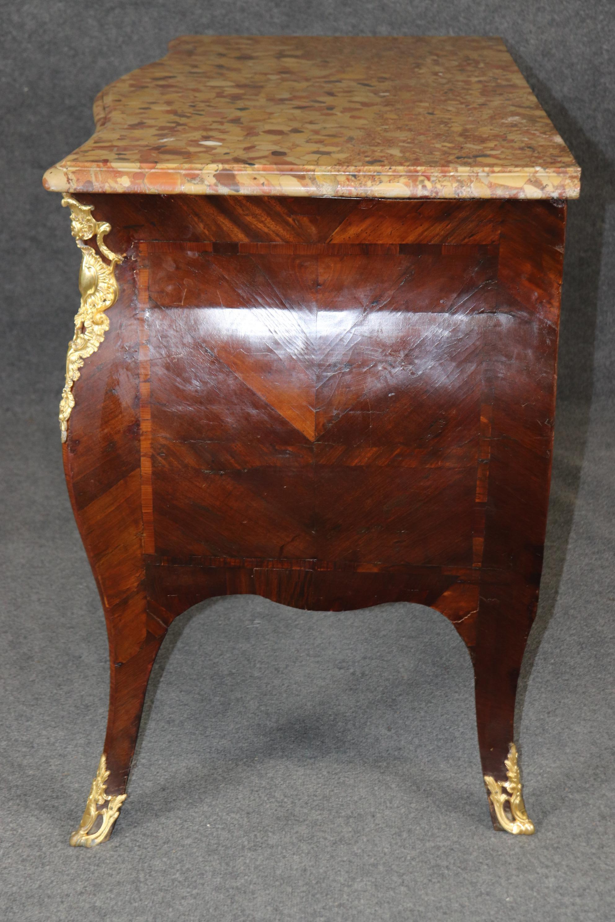 Commodo in marmo con piano in bronzo del periodo francese del 1780 di ottima qualità in vendita 6