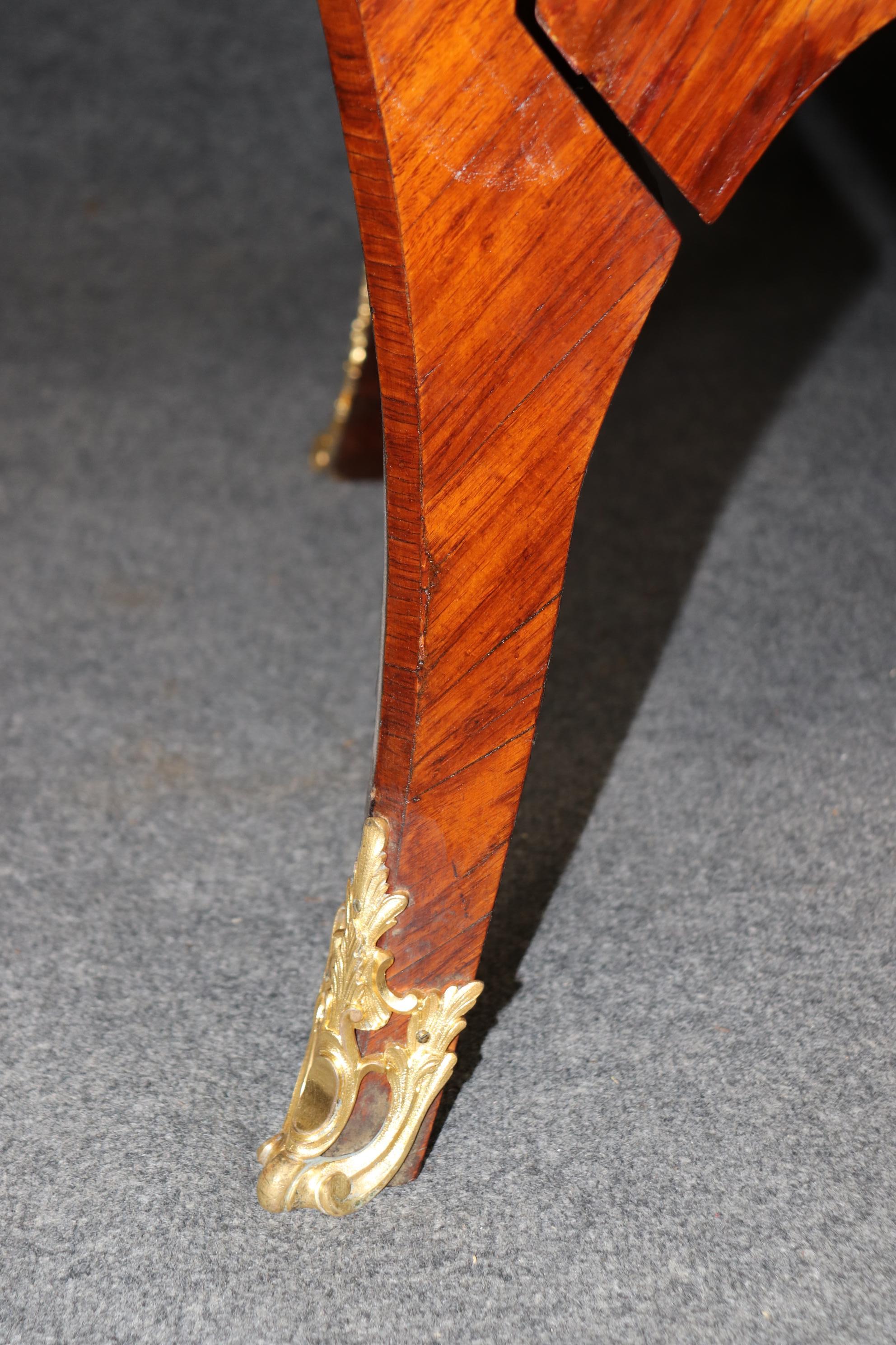 Commodo in marmo con piano in bronzo del periodo francese del 1780 di ottima qualità in vendita 7
