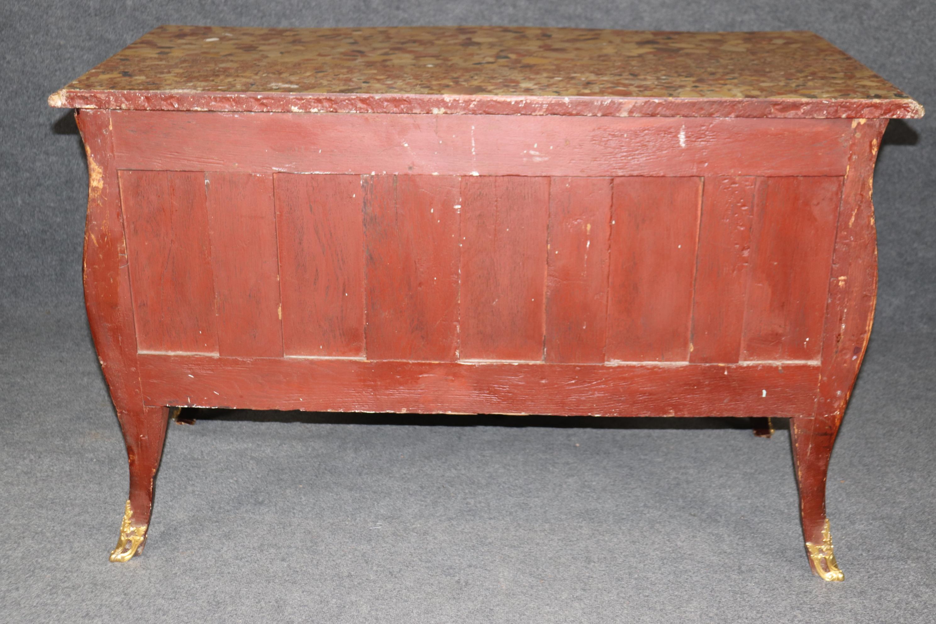 Commodo in marmo con piano in bronzo del periodo francese del 1780 di ottima qualità in vendita 9