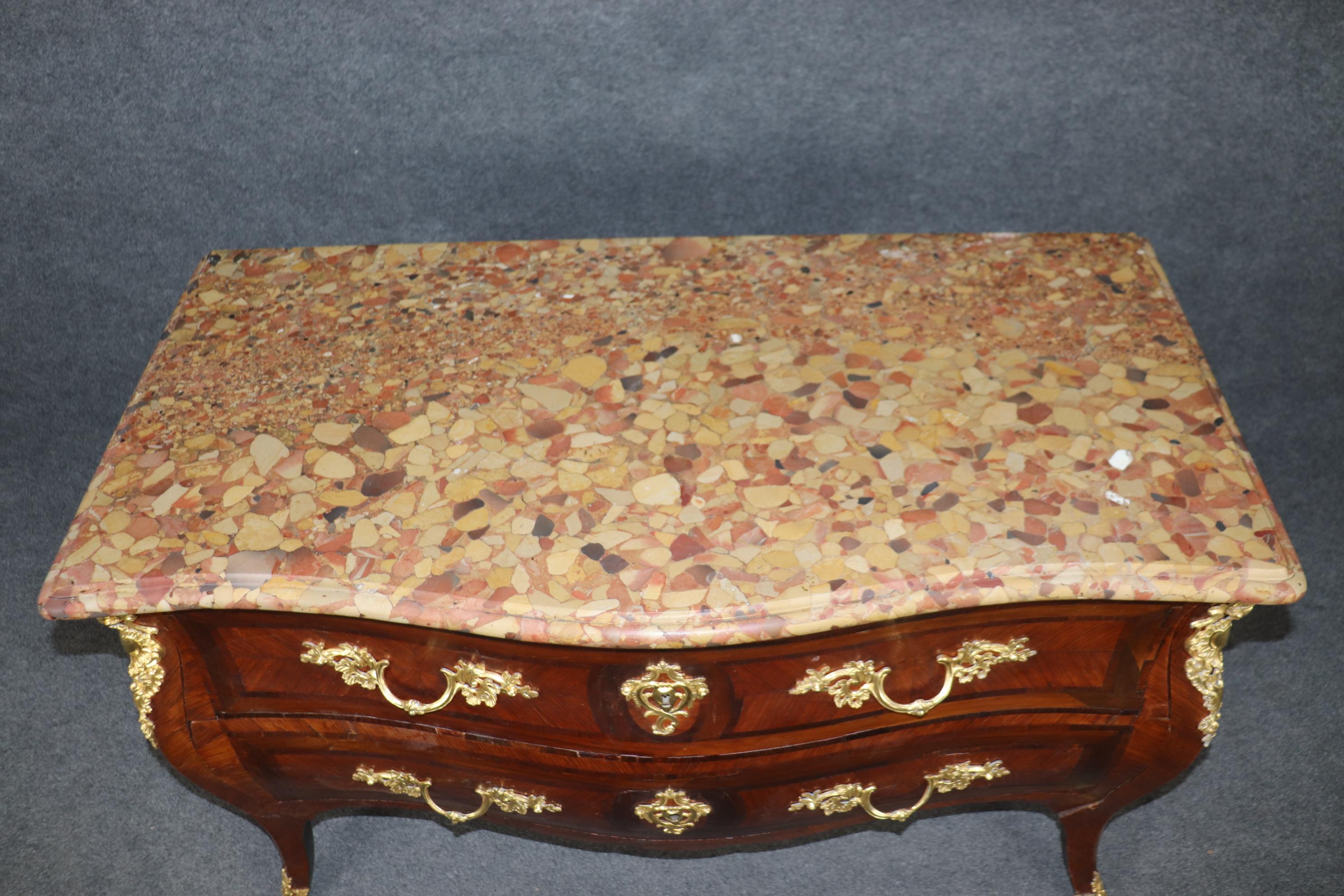 Si tratta di una fantastica commode di proporzioni eccezionali ed estremamente ben definita. Il piano in marmo breche d' alep è un marmo bellissimo e molto pregiato che di solito si trova solo sui pezzi più pregiati. La cassa in noce è lucidata a
