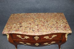 Commodo in marmo con piano in bronzo del periodo francese del 1780 di ottima qualità
