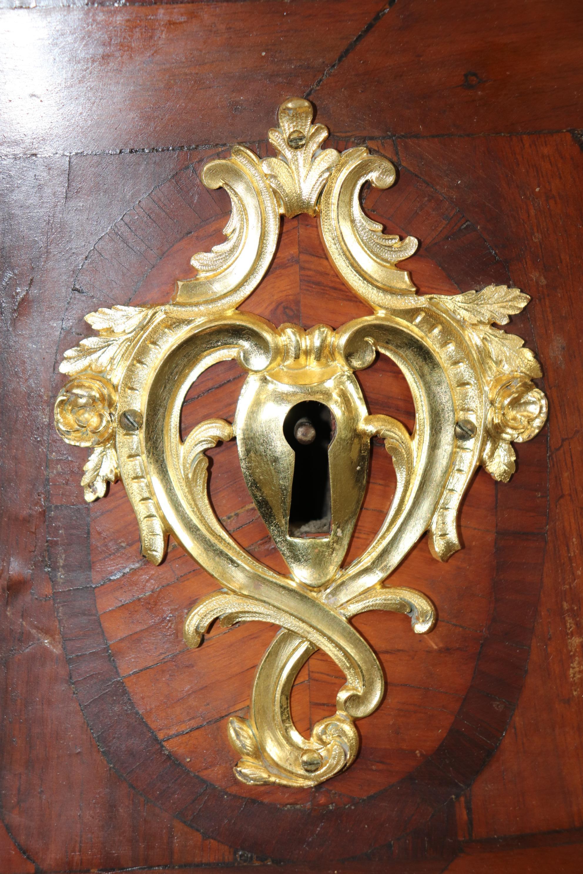 Francese Commodo in marmo con piano in bronzo del periodo francese del 1780 di ottima qualità in vendita