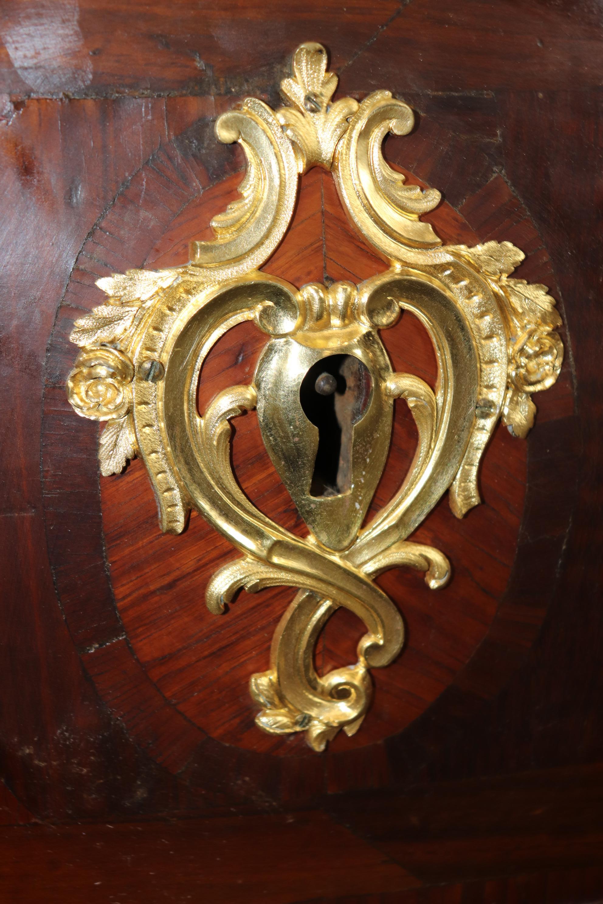 Commodo in marmo con piano in bronzo del periodo francese del 1780 di ottima qualità In condizioni buone in vendita a Swedesboro, NJ