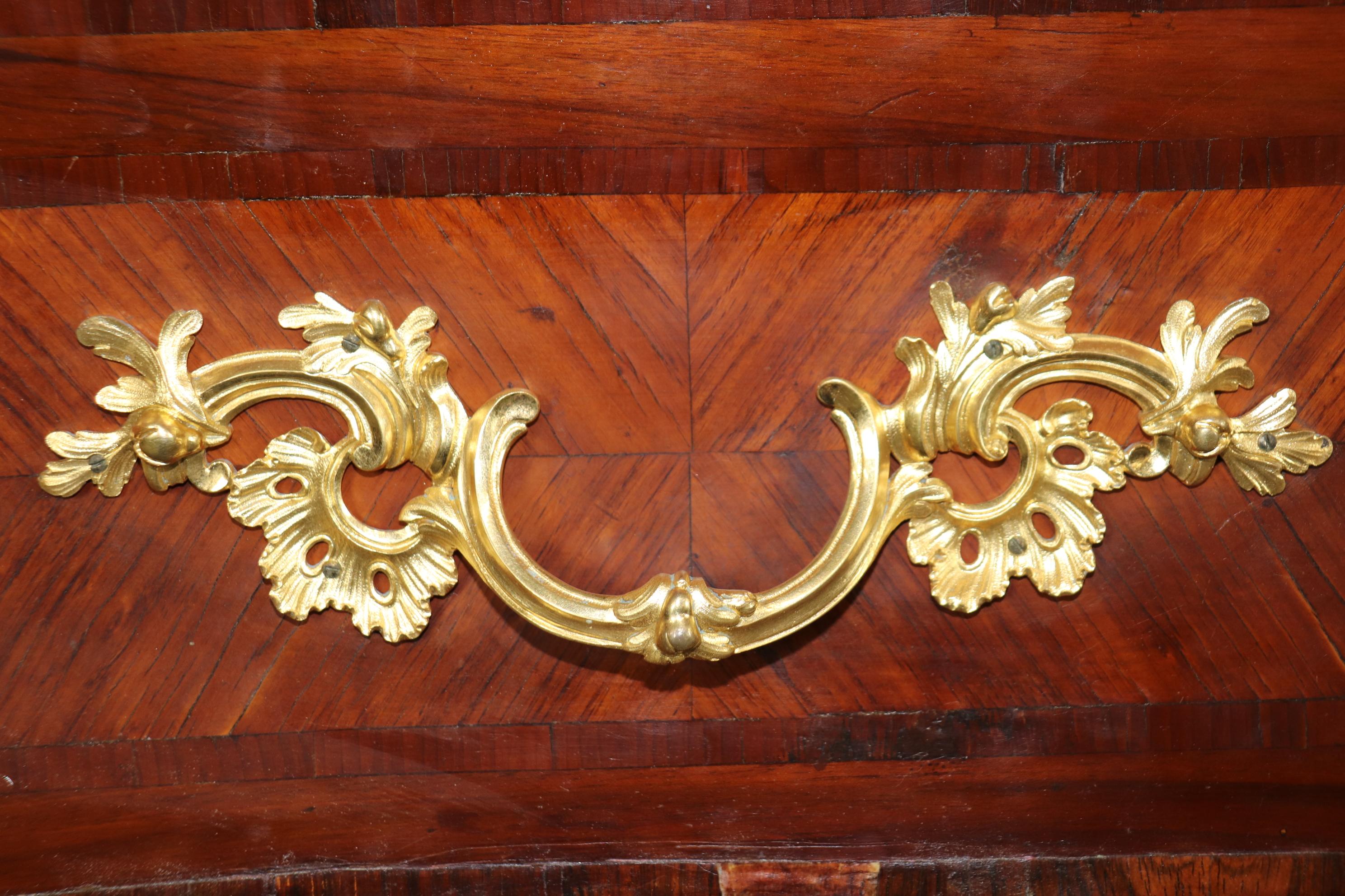 Fine XVIII secolo Commodo in marmo con piano in bronzo del periodo francese del 1780 di ottima qualità in vendita