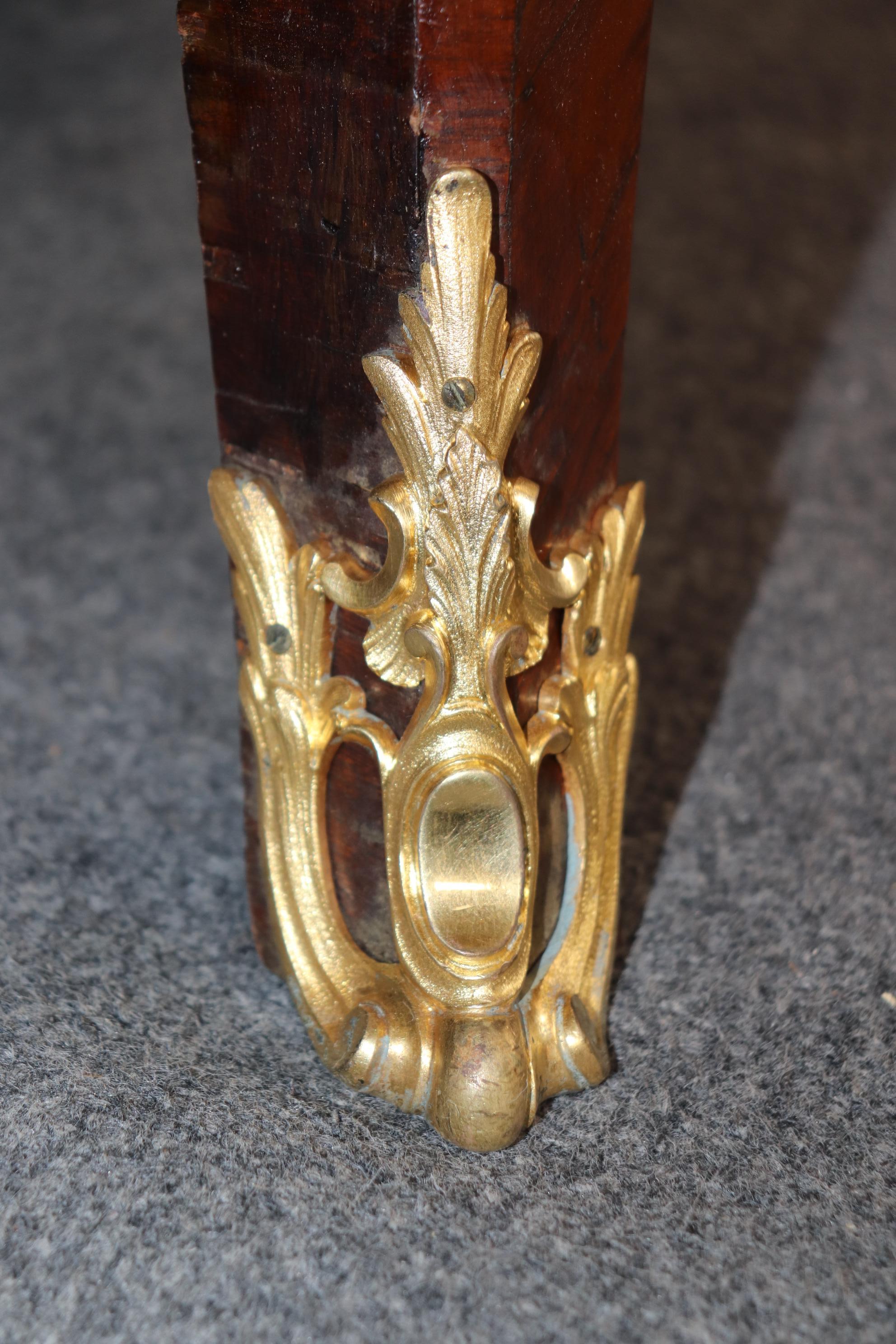Marmo Breccia Commodo in marmo con piano in bronzo del periodo francese del 1780 di ottima qualità in vendita