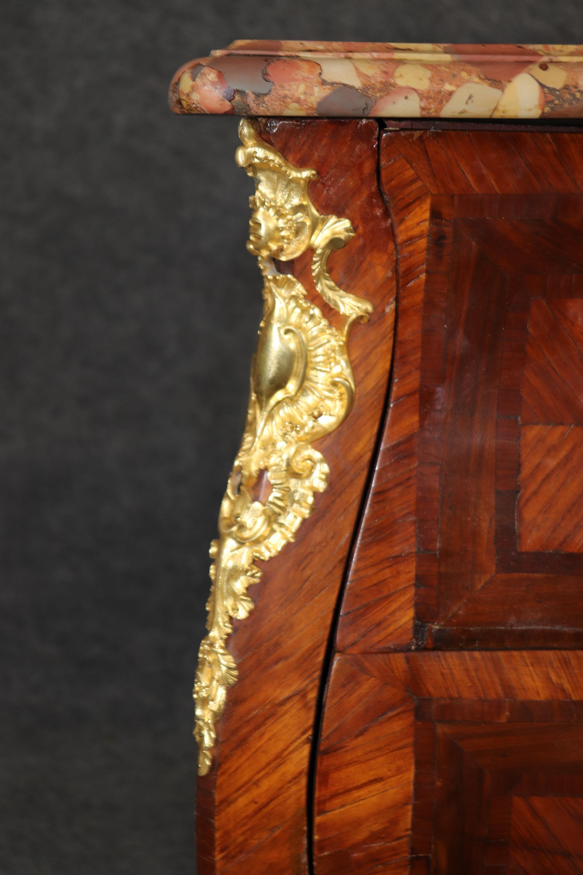 Commodo in marmo con piano in bronzo del periodo francese del 1780 di ottima qualità in vendita 1
