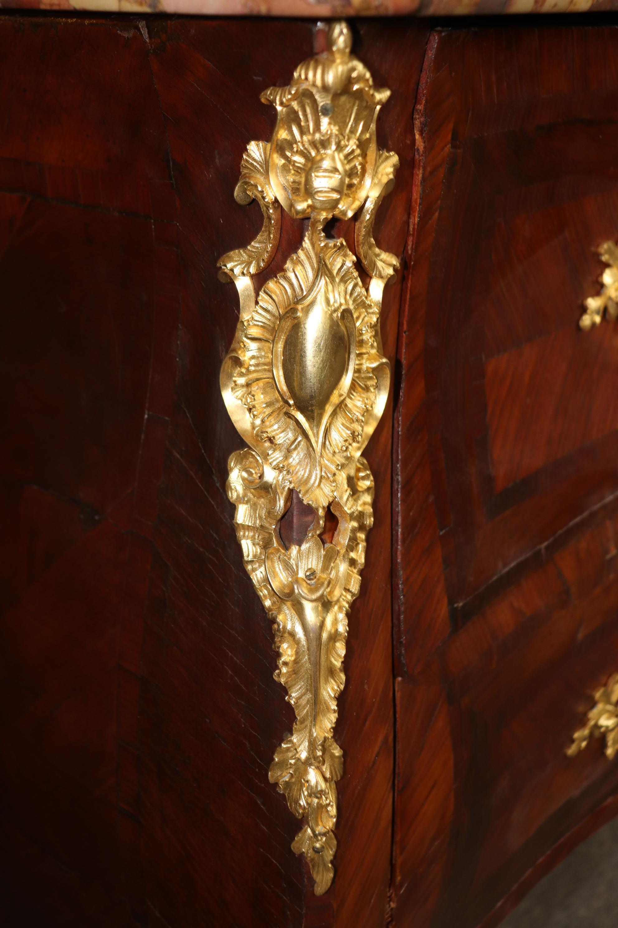 Commodo in marmo con piano in bronzo del periodo francese del 1780 di ottima qualità in vendita 2
