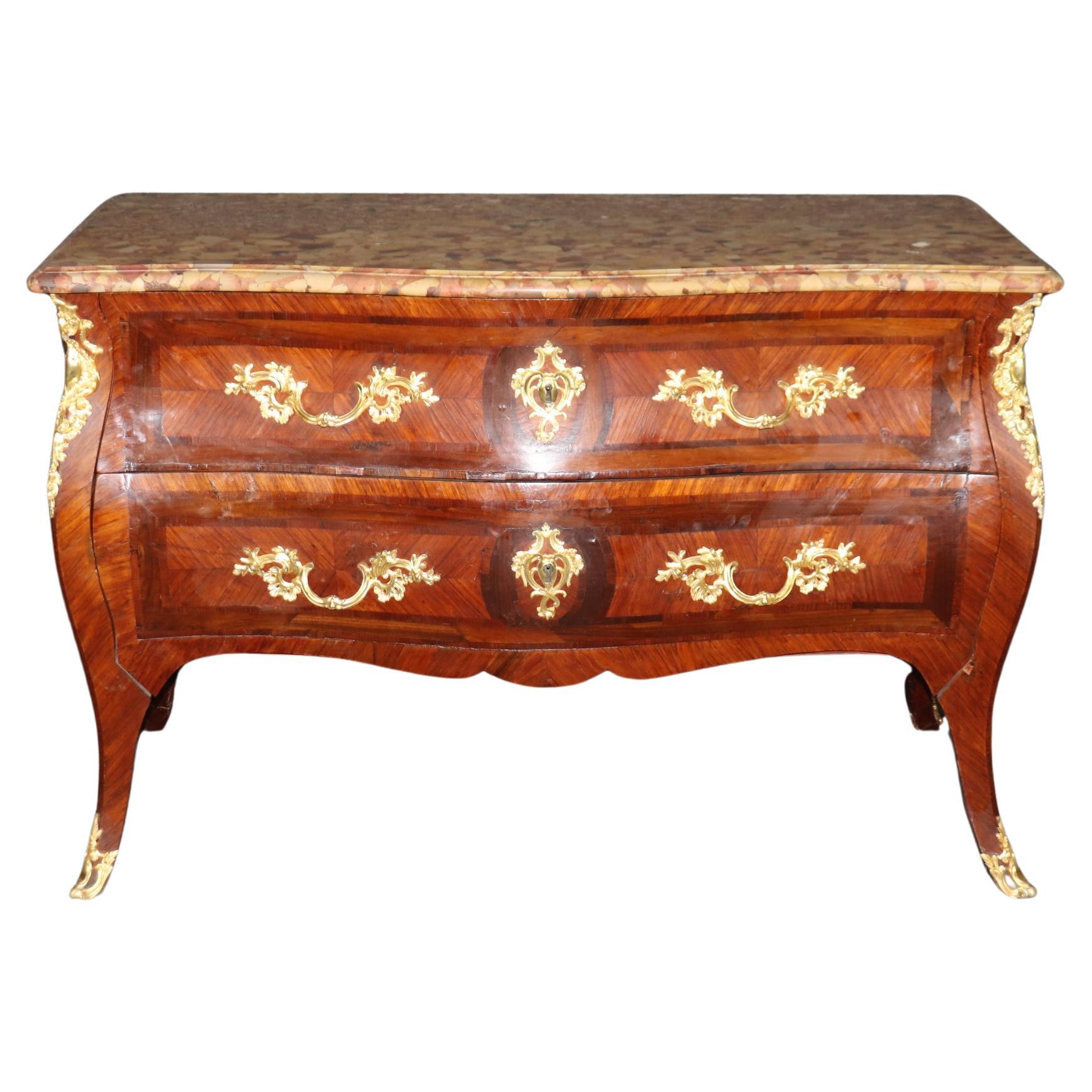 Commodo in marmo con piano in bronzo del periodo francese del 1780 di ottima qualità