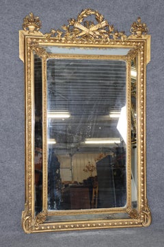 Specchio da parete alto in noce intagliato con foglia d'oro autentica di qualità del 1870