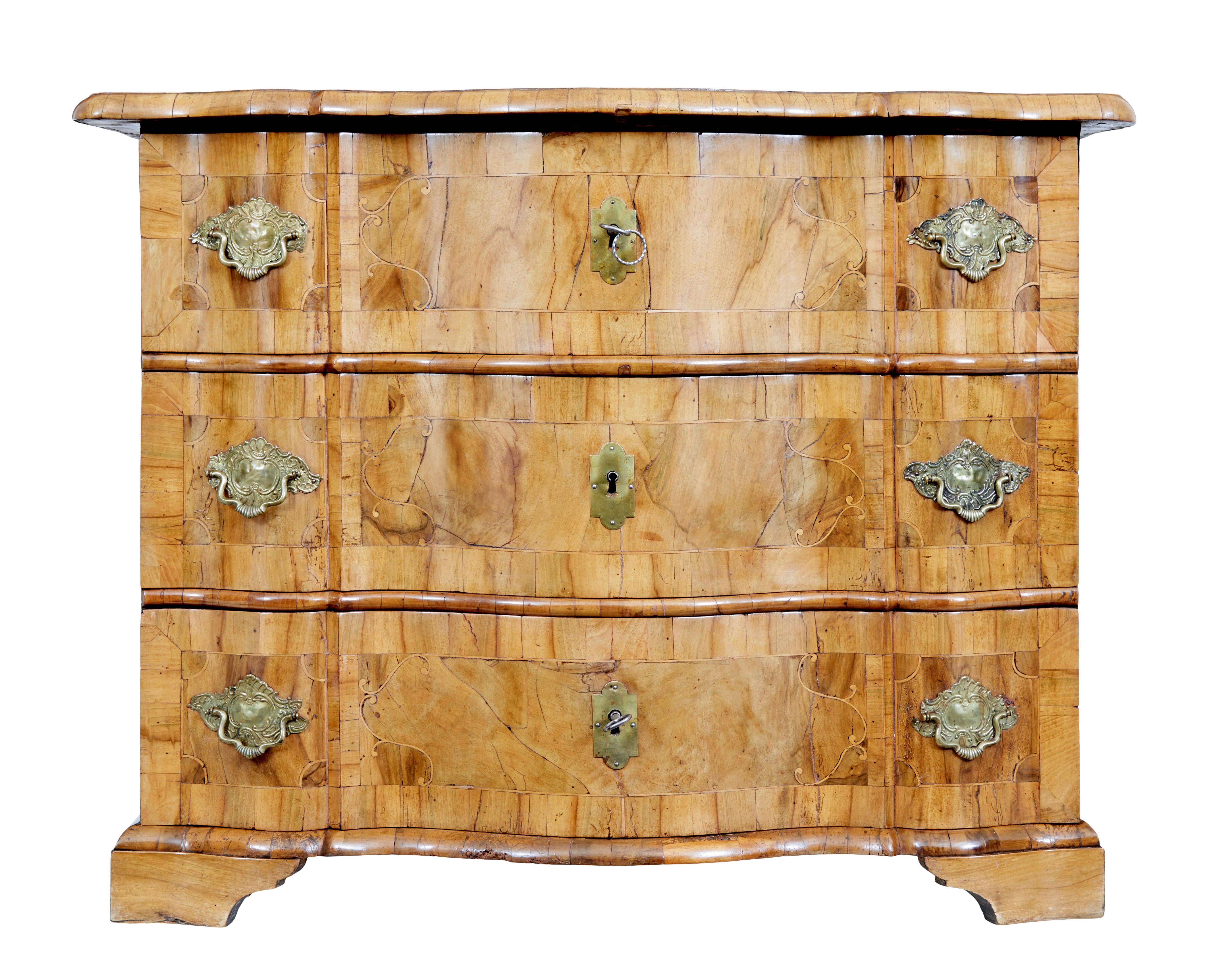 Fine quality 18th century burr walnut chest of drawers circa 1730.

Fine quality Swedish commode circa 1730.

Beautiful natural colour which has taken nearly 300 years to develop.  Serpentine over sailing top.  3 shaped drawer fronts with inlay