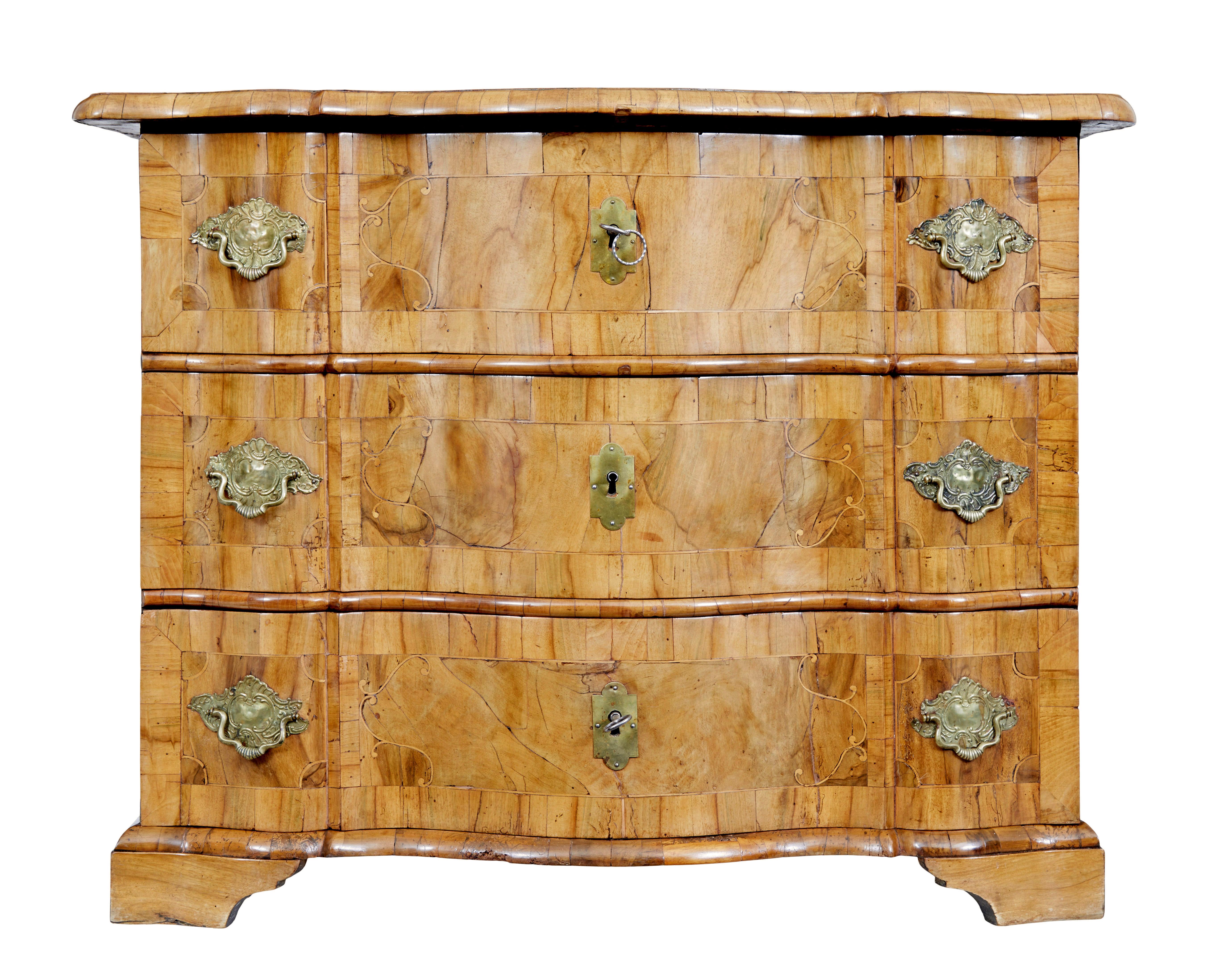 Fine quality 18th century burr walnut chest of drawers circa 1730.

Fine quality swedish commode circa 1730.

Beautiful natural colour which has taken nearly 300 years to develop.  Serpentine over sailing top.  3 shaped drawer fronts with inlay and