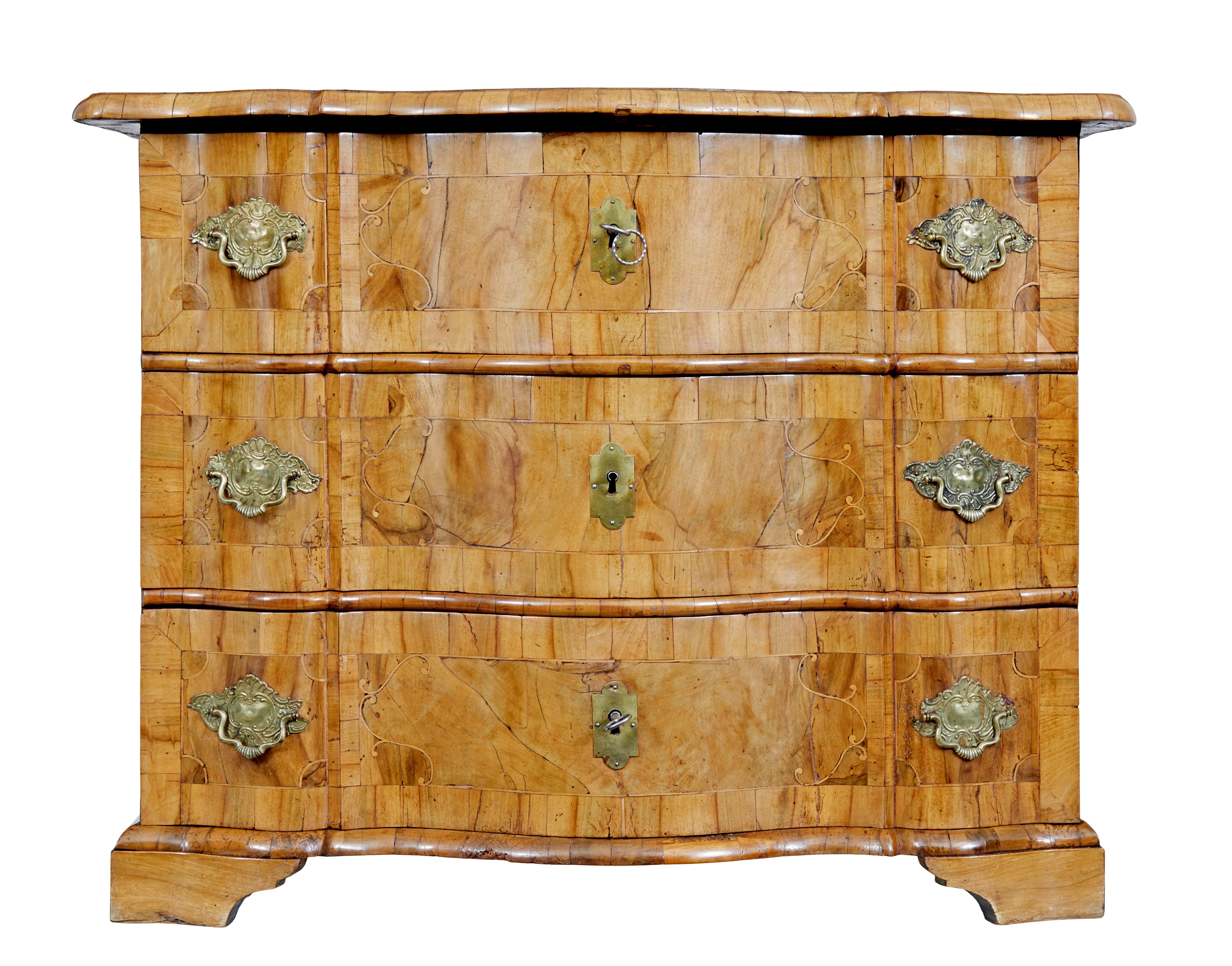 Hochwertige Kommode aus Wurzelnussholz aus dem 18. Jahrhundert, ca. 1730.

Hochwertige schwedische Kommode, um 1730.

Eine wunderschöne natürliche Farbe, deren Entwicklung fast 300 Jahre gedauert hat.  Serpentine über Segelplatte.  3 geformte