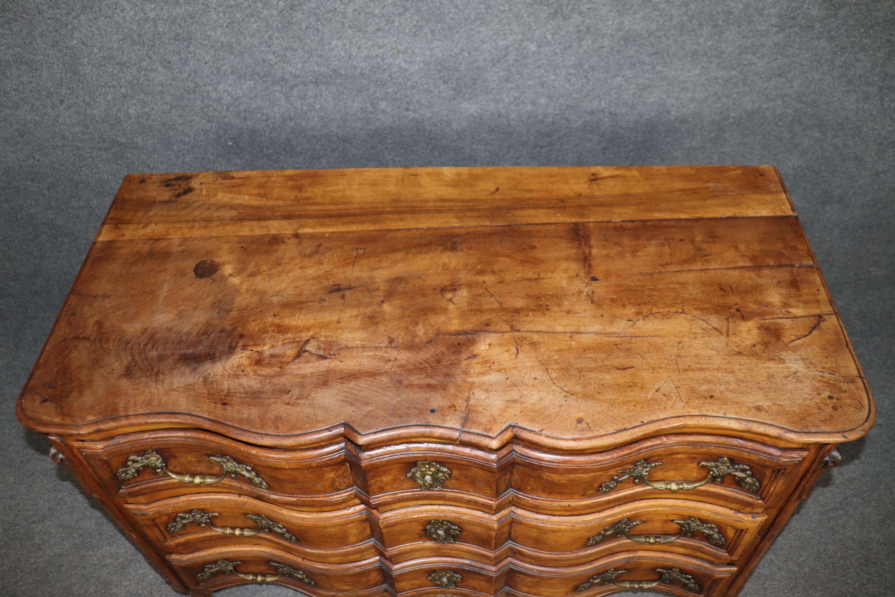 Si tratta di una superba commode francese autentica e consumata nel tempo, risalente al periodo di Luigi XV. Questo pezzo presenta tutti i segni dell'età, il carattere e la patina del legno e del bronzo, oltre a una fantastica finitura originale. Il