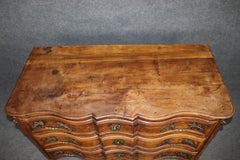 Feine Qualität 18. Jahrhundert Französisch geschnitzt Nussbaum Bronze montiert Louis XV Kommode