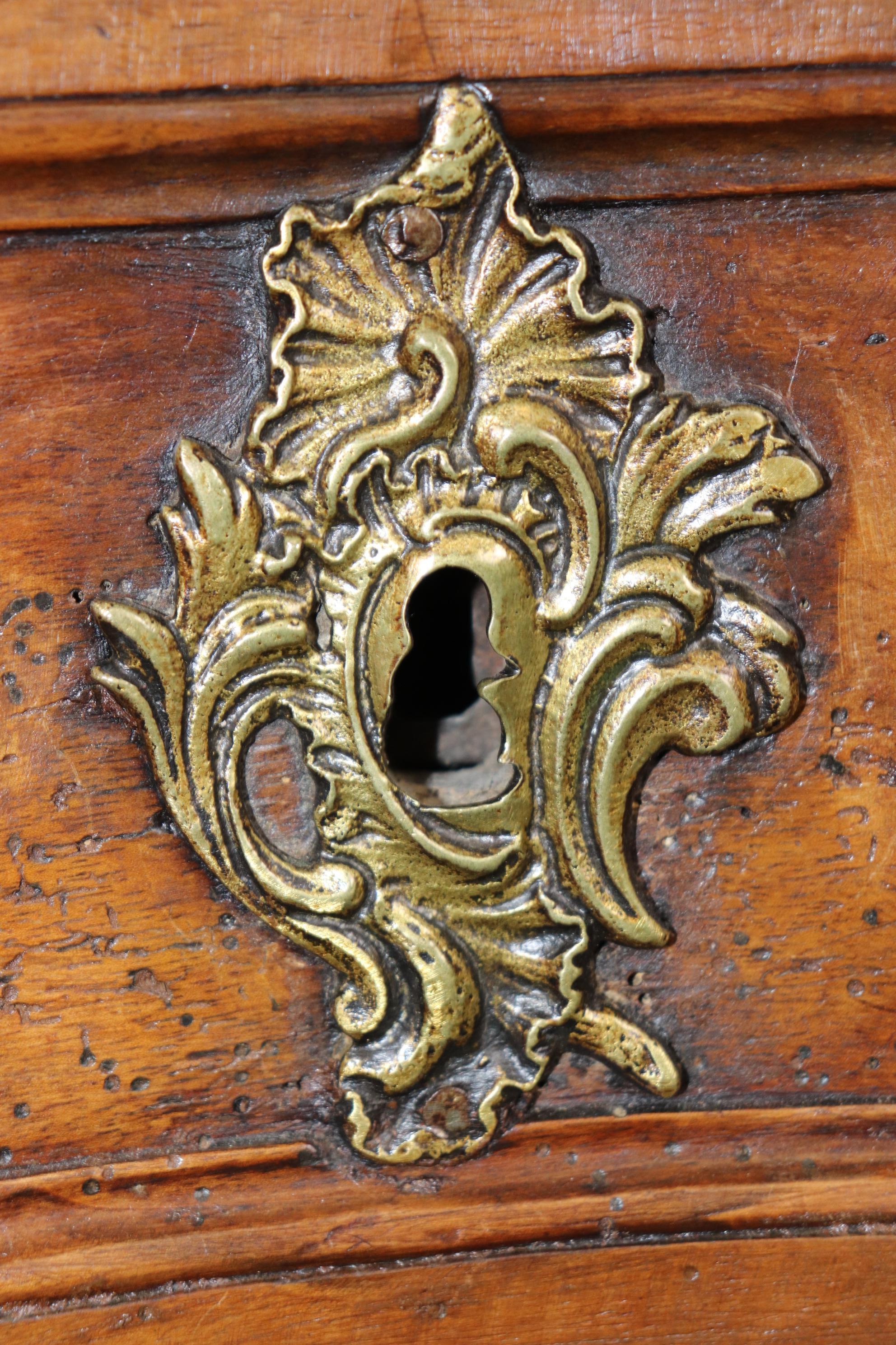 Commodo Luigi XV francese del XVIII secolo in noce intagliato e montato in bronzo In condizioni buone in vendita a Swedesboro, NJ