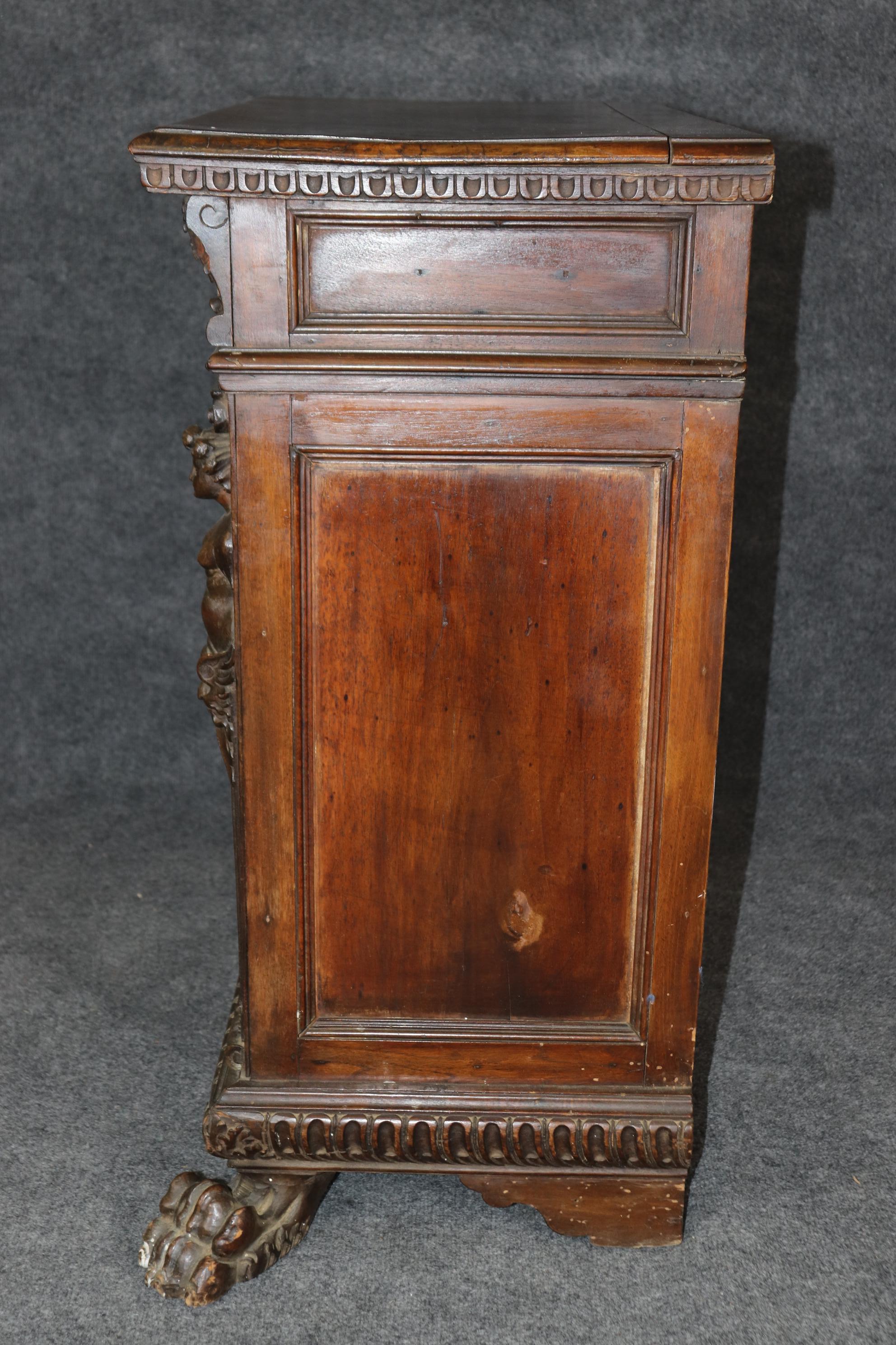 Mueble auxiliar de nogal italiano tallado del siglo XVIII de gran calidad en venta 3