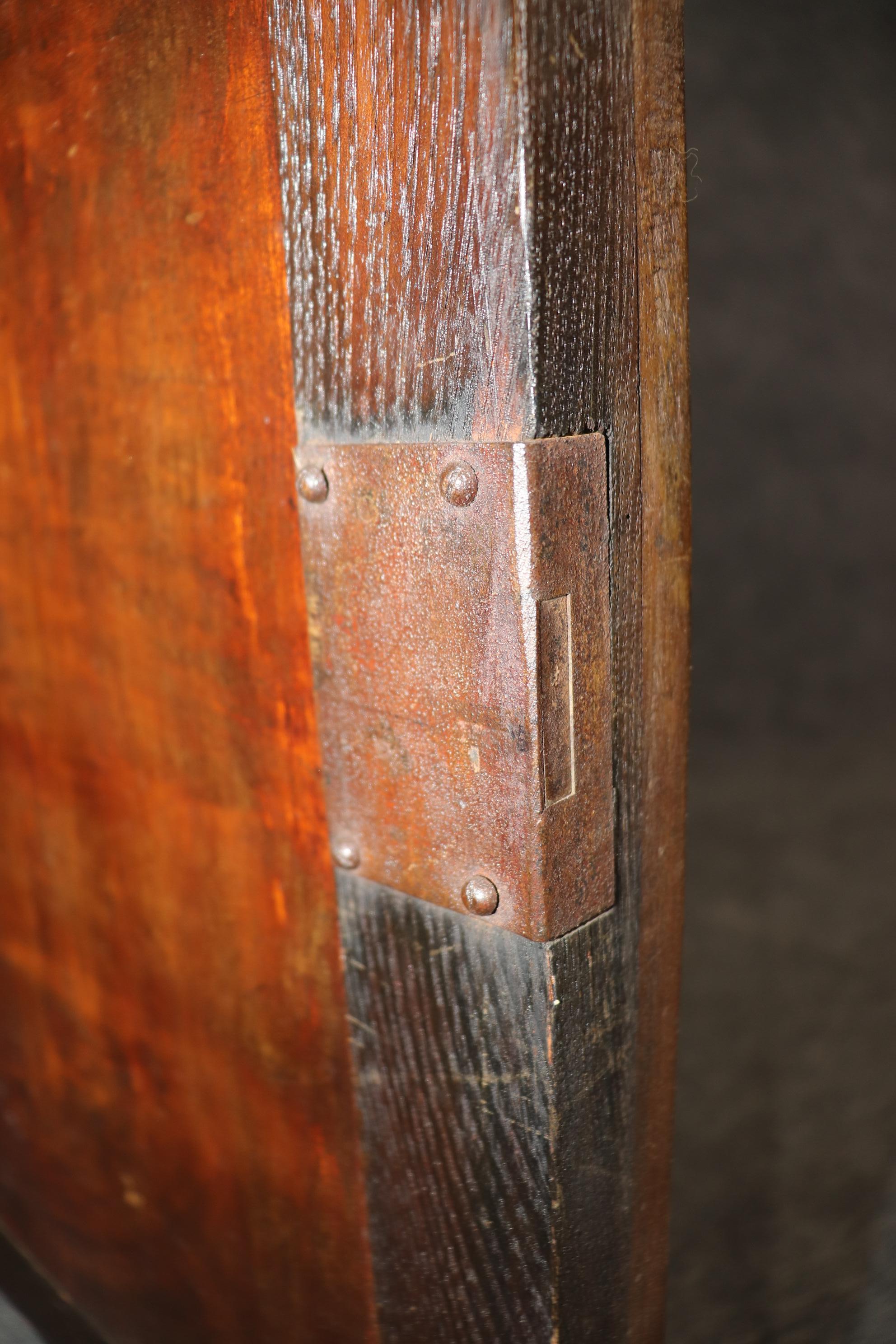 Mueble auxiliar de nogal italiano tallado del siglo XVIII de gran calidad en venta 5